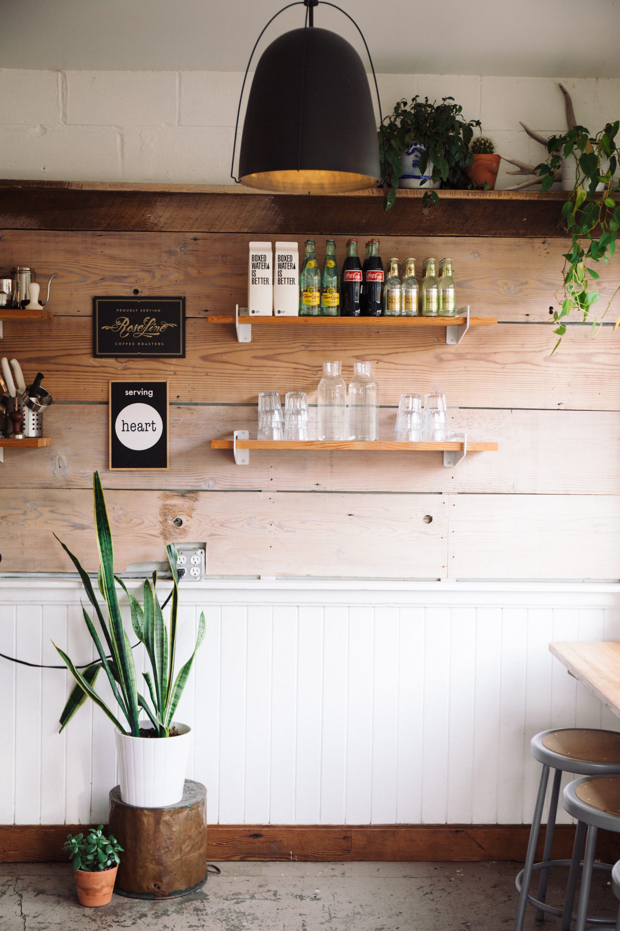 simplistic, coffee shop, table, home, vase, herb, portland, plant, united states, potted plant, shelf, still life, kitchen, 2K, indoors, nature, scandinavian, Phone HD Wallpaper