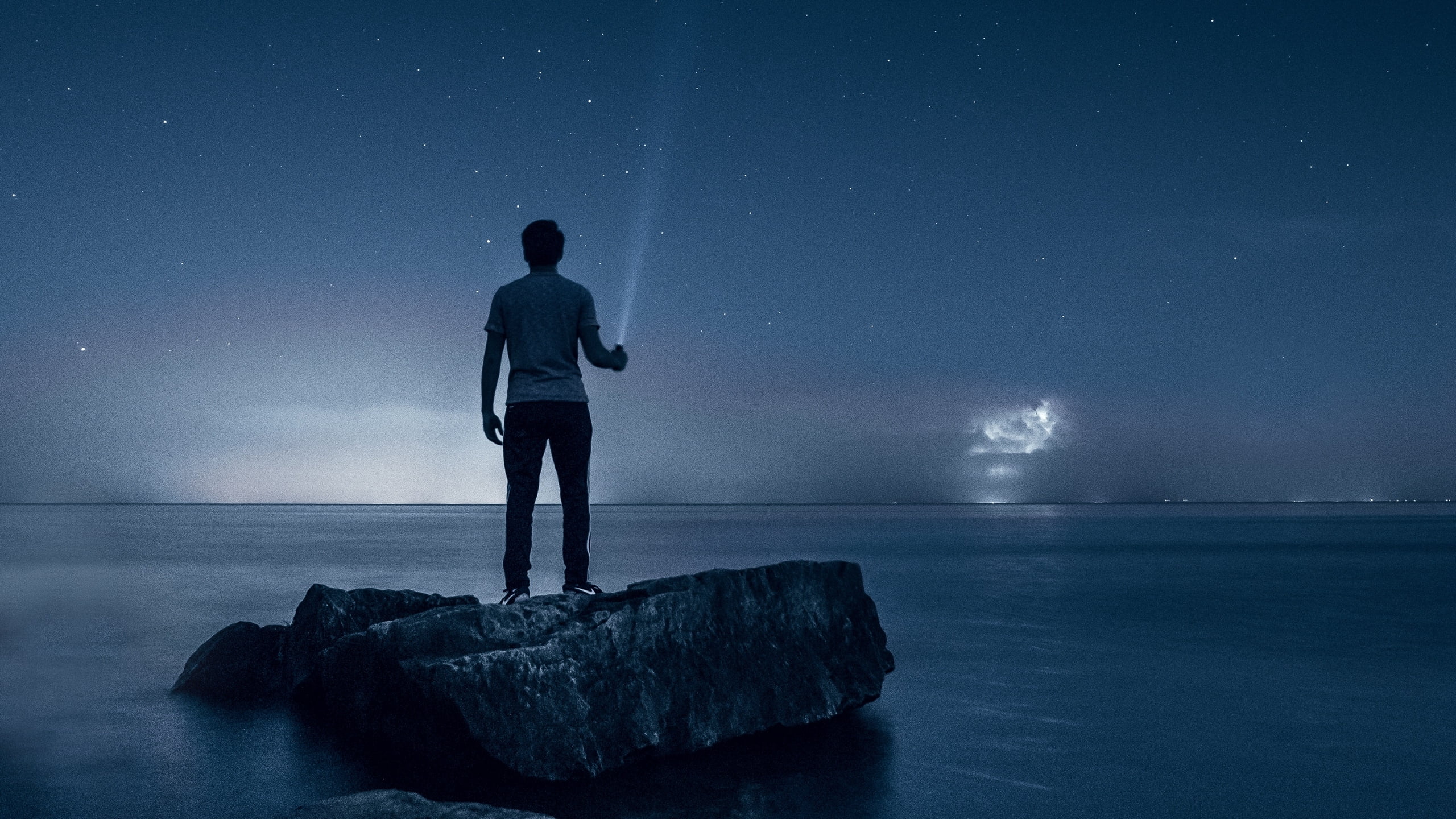 outdoors, starry, man, sky, blue, Starry sky, vara, looking at view, horizon over water, land, one person, sea, warren wang, astronomy, night, star - space, HD Wallpaper