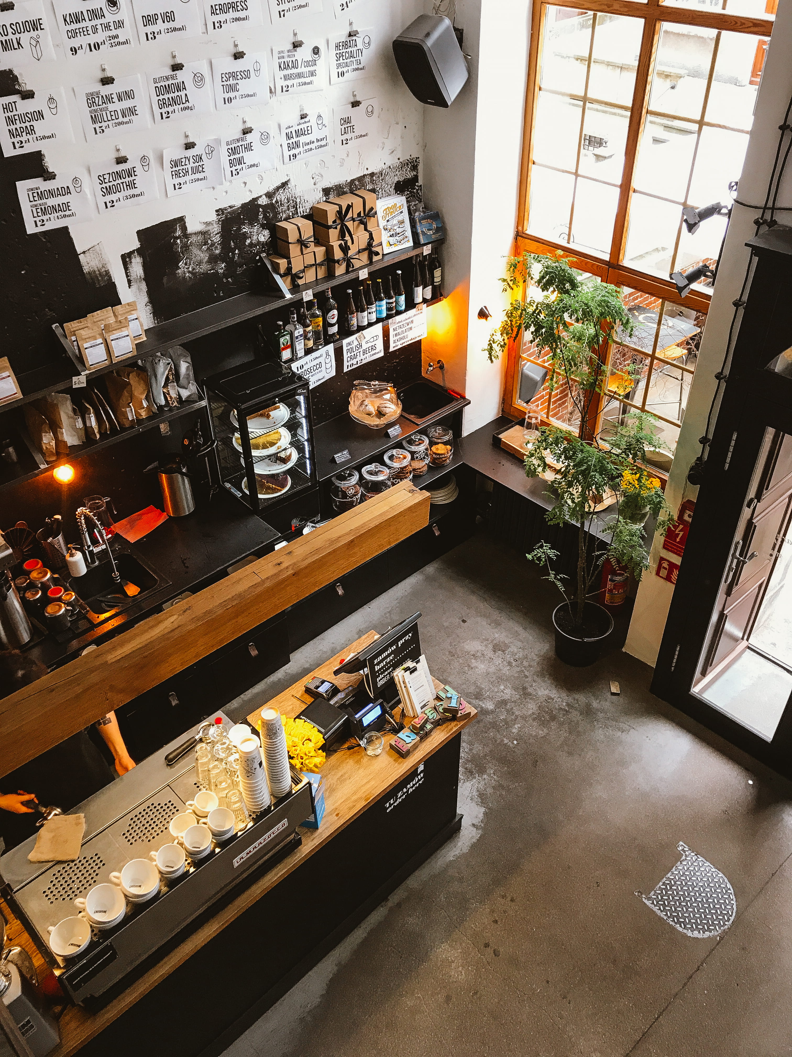 table, room, shop, industry, architecture, absence, commerce, high angle view, window, plant, bar counter, service, interior design, retail, still life, Phone HD Wallpaper