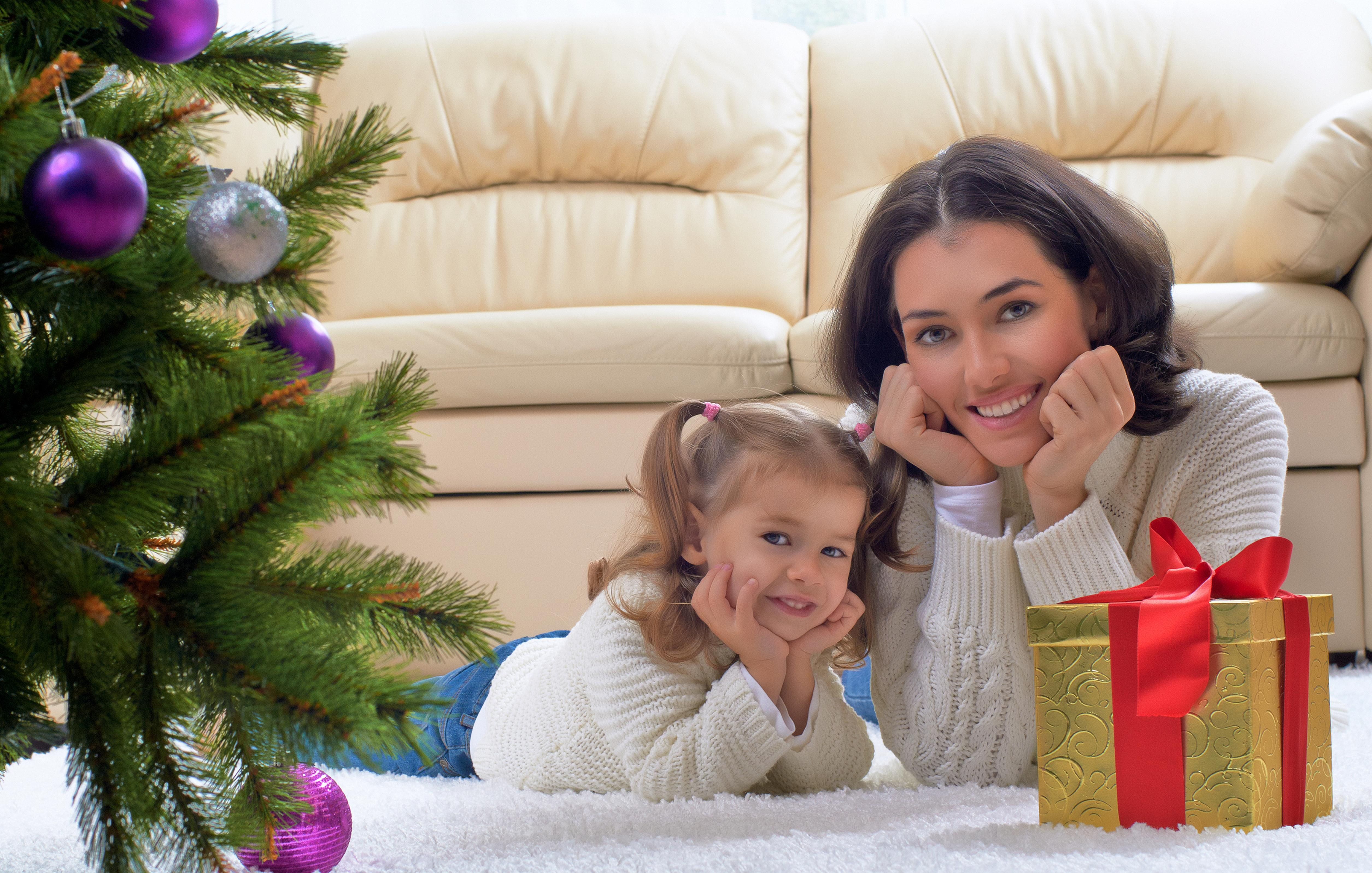 amp, holidays, harmony, bauble, gold, christmas-tree, girl, present, new-year, 4K, mother, woman, christmas, love, lady, daughter, child, HD Wallpaper