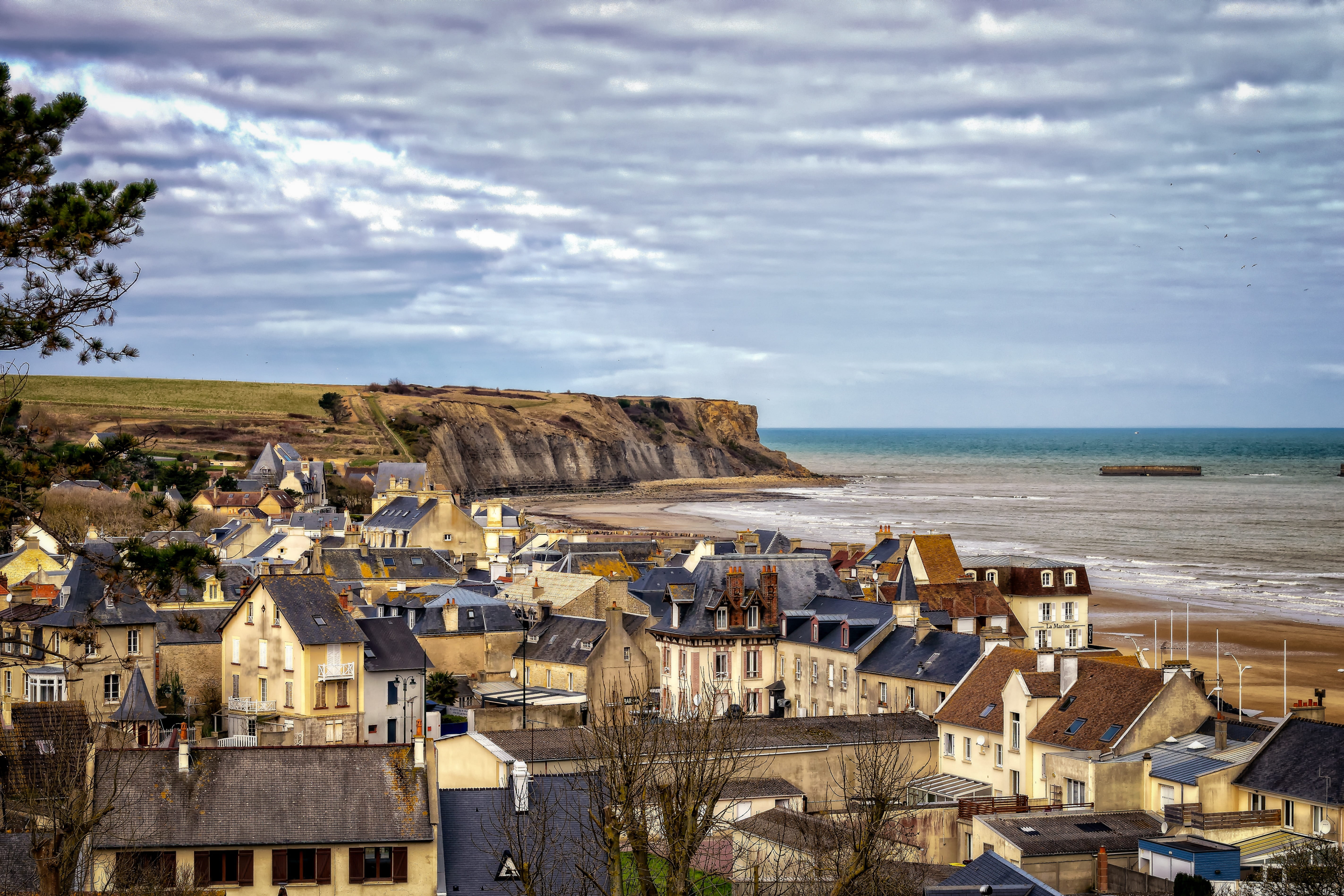 picturesque, nature, beauty in nature, land, outlook, horizon, cliff, holiday, clouds, homes, arromanches-les-bains, building, city, view, near, romantic, HD Wallpaper
