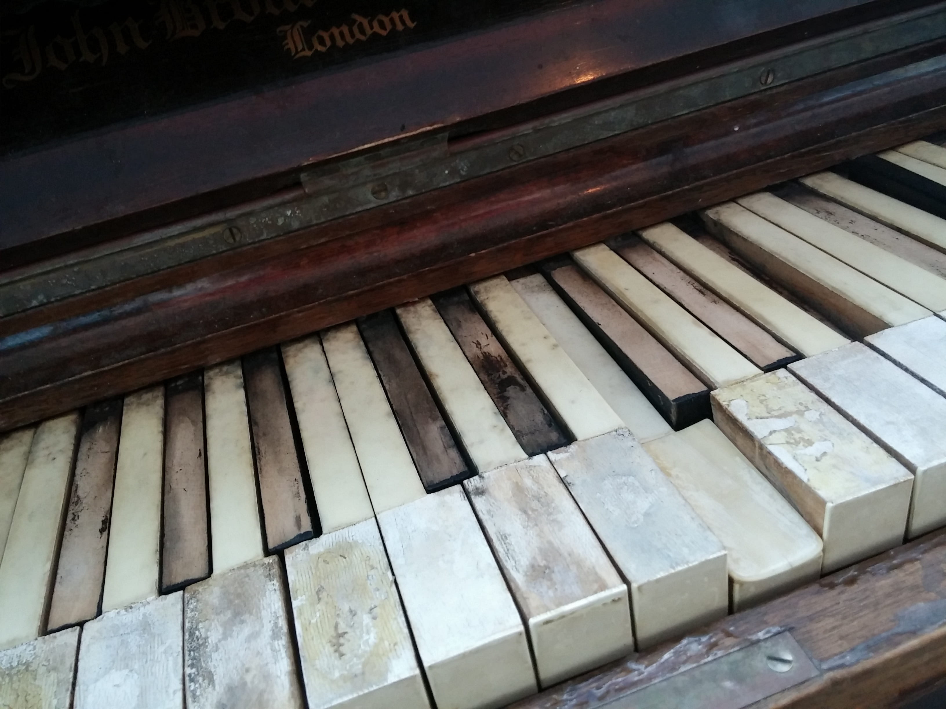 old, wood - material, Music, arts culture and entertainment, piano Key, musical equipment, outdoors, weathered, Ivory, Keys, close-up, keyboard, high angle view, HD Wallpaper