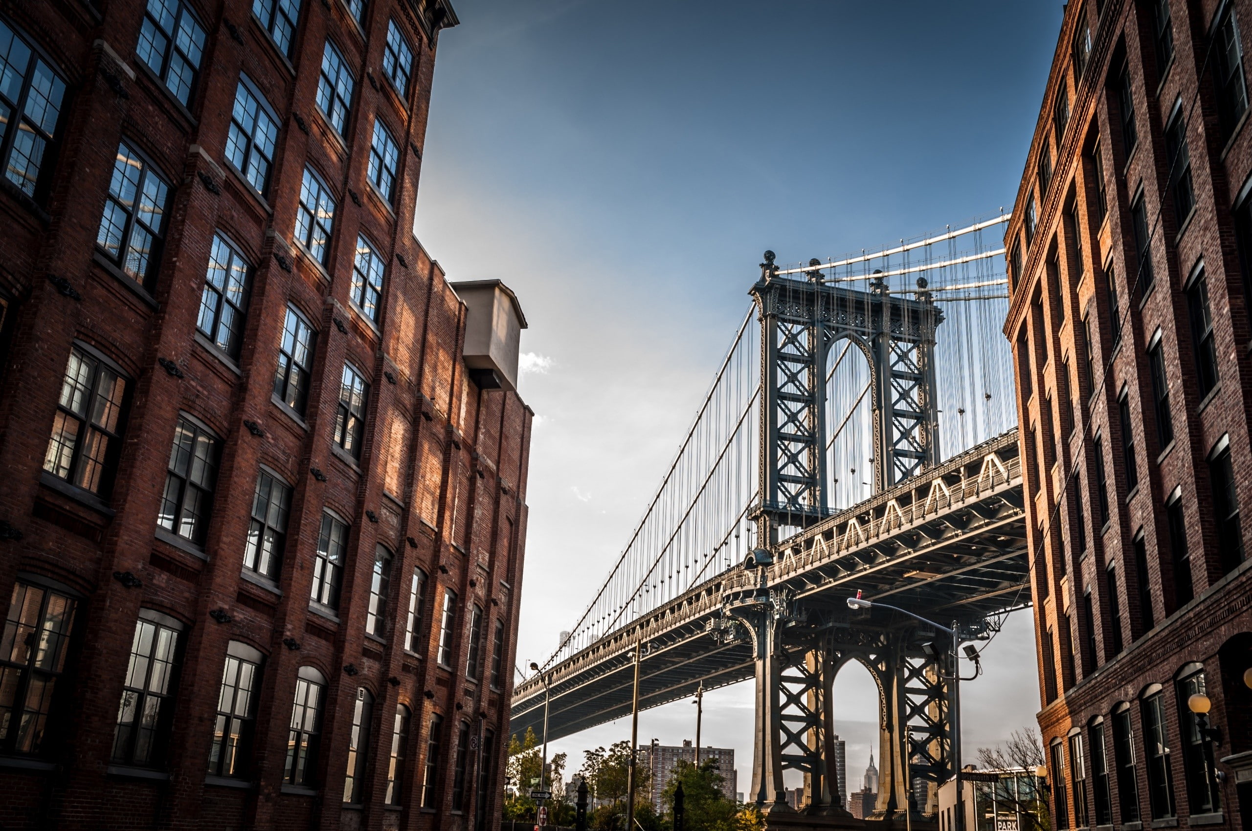 Manhattan Bridge, bridge, USA, 2K, sun rays, old building, cityscape, window, New York City, HD Wallpaper