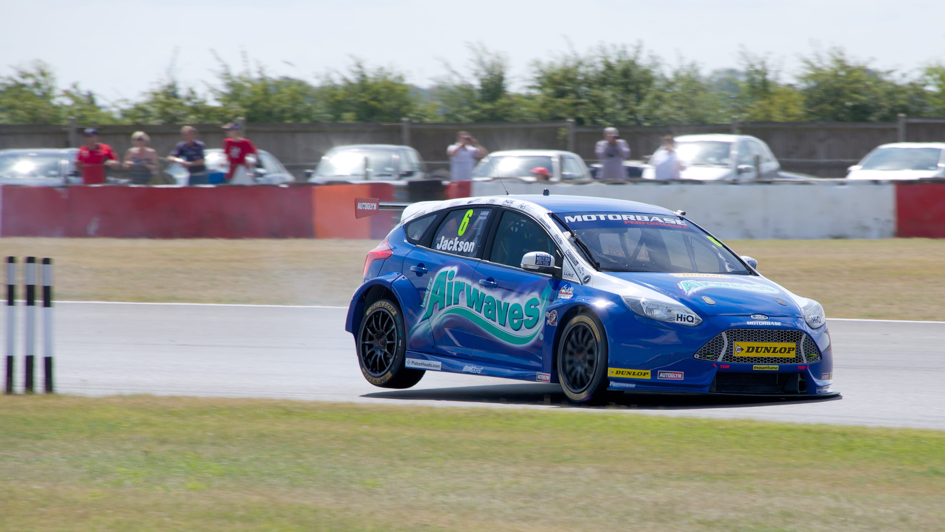 day, focus, crowd, wheels, outdoors, land vehicle, mode of transportation, city, touring, group of people, touring cars, ford, 2K, car, focus on foreground, HD Wallpaper