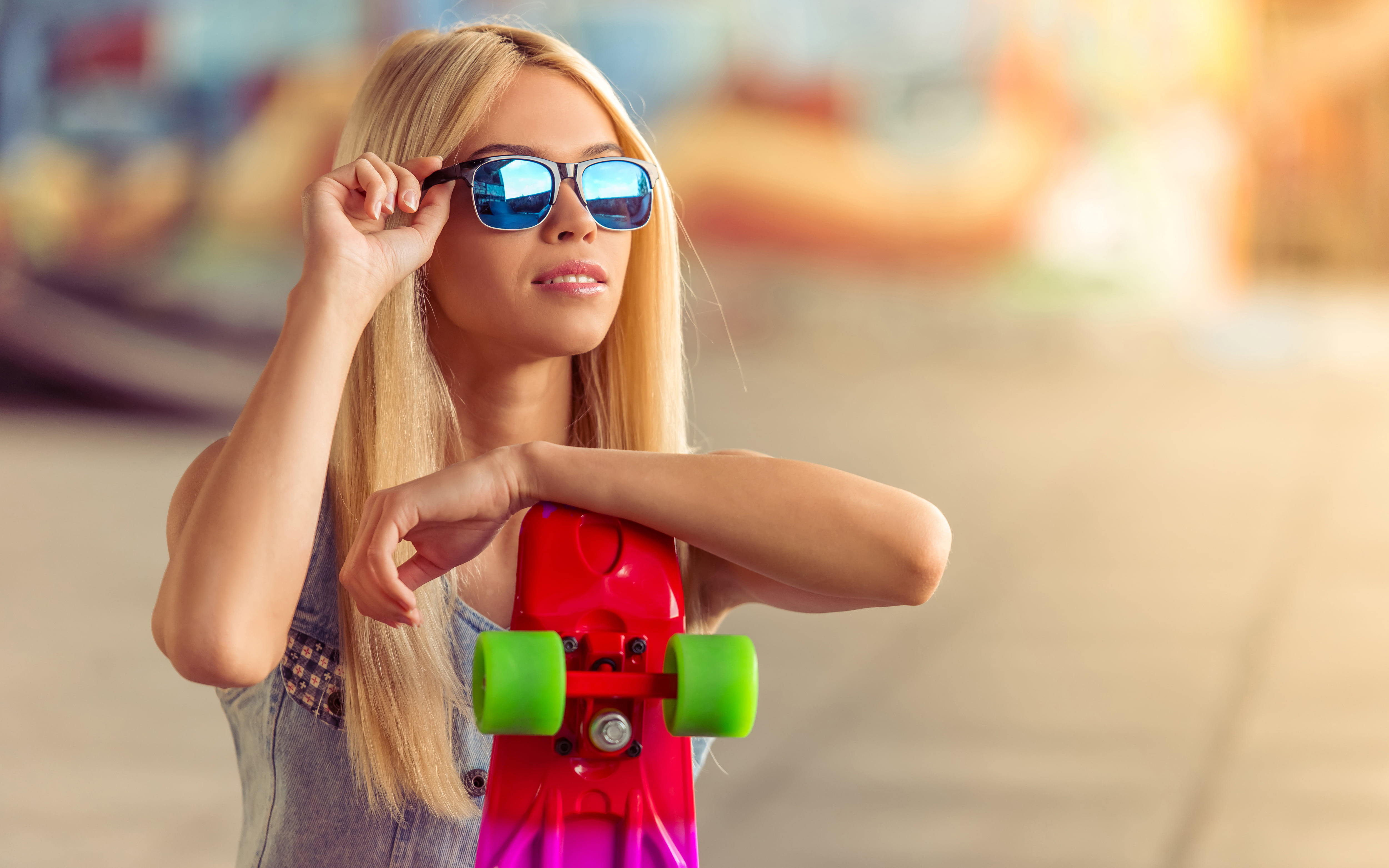 hair, smiling, 4K, beautiful people, reflection, beautiful woman, consumerism, one person, young women, women with shades, blond hair, females, beauty, HD Wallpaper