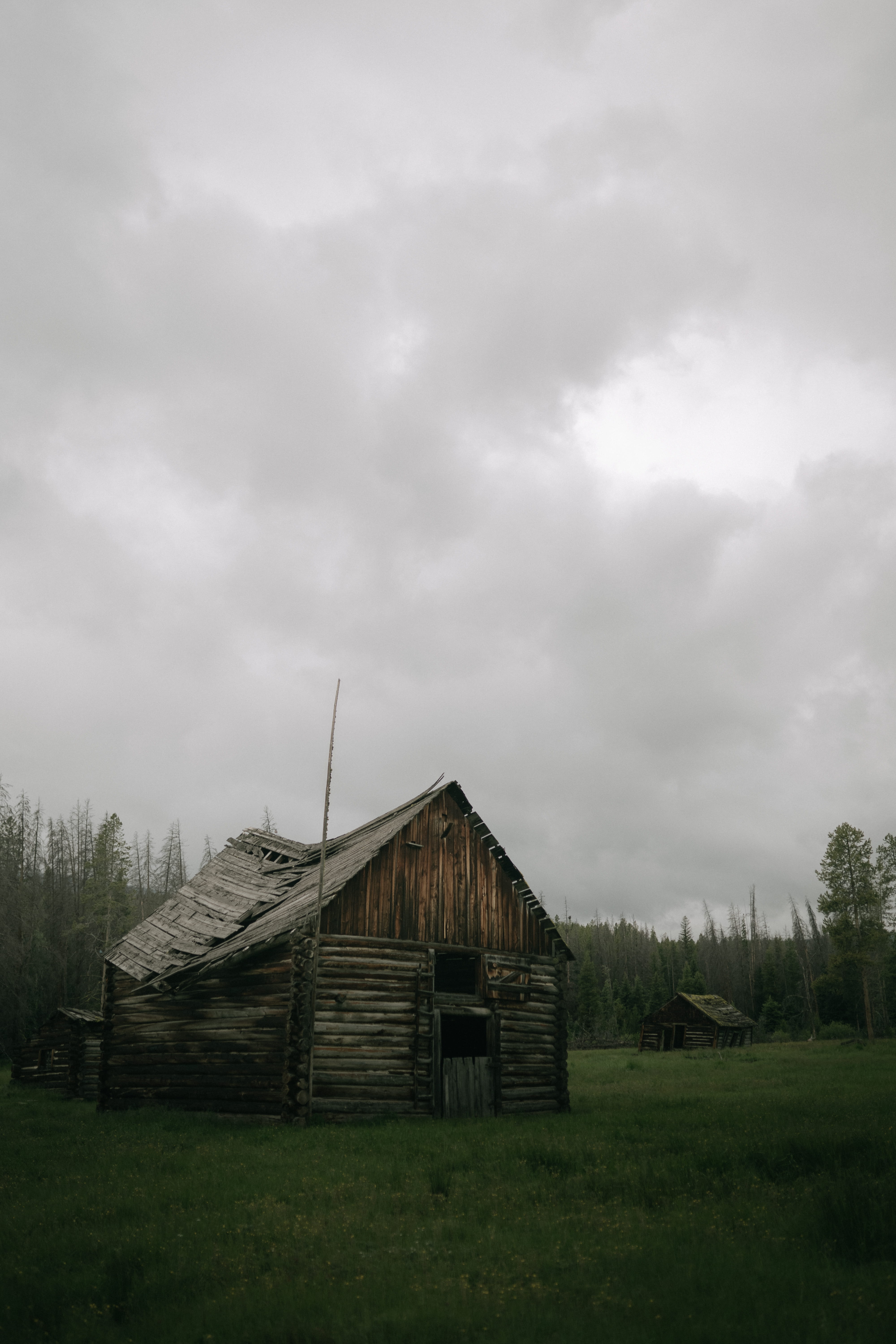 architecture, grass, abandoned, landscape, 5K, moody, moody cabin, cabin, farm, nature, cloud - sky, hd moody, old picture, cottage, Phone HD Wallpaper