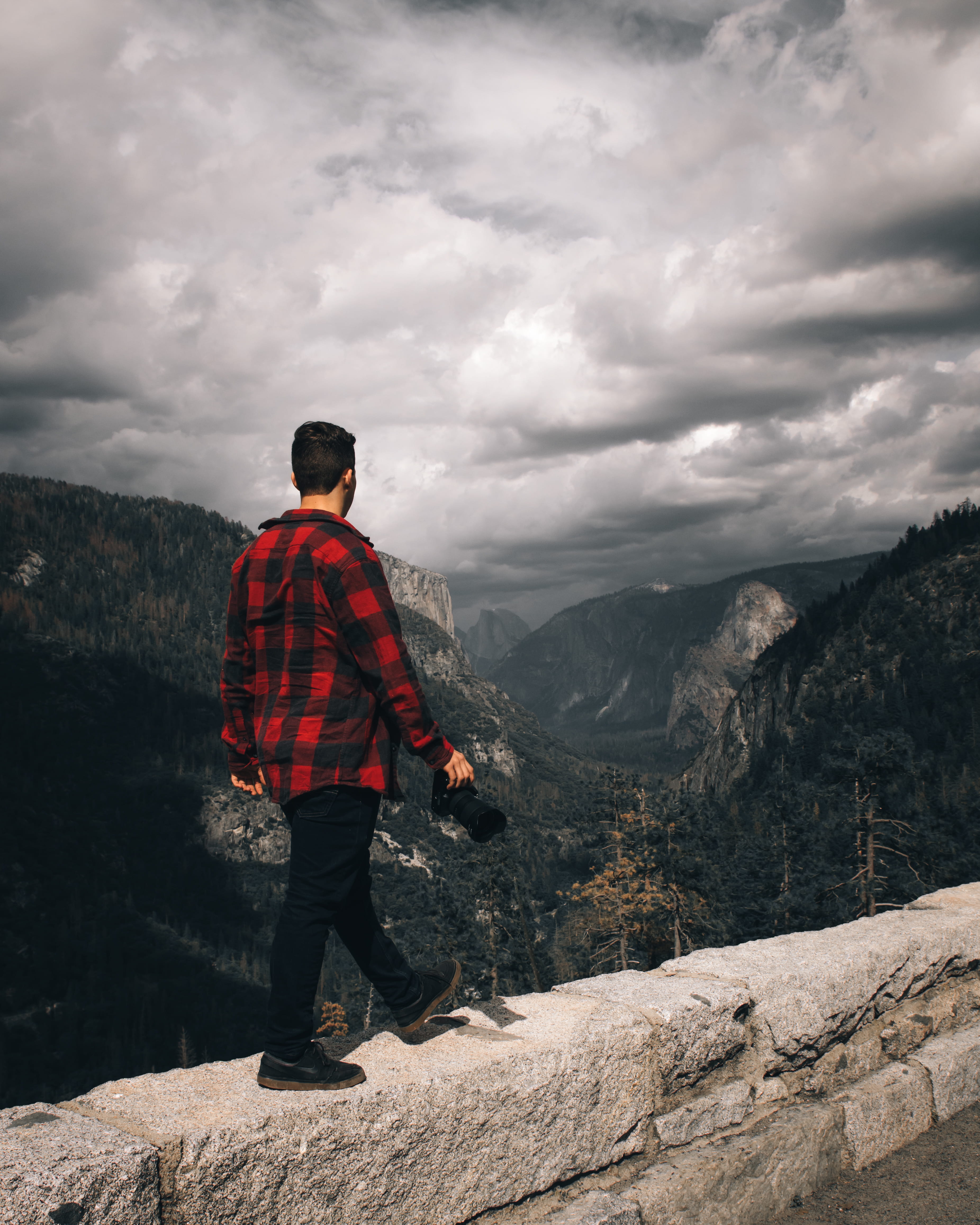 yosemite, one person, outdoors, sky, formation, yosemite portrait, photographer, 4K, non-urban scene, standing, cloud - sky, leisure activity, lifestyles, Phone HD Wallpaper