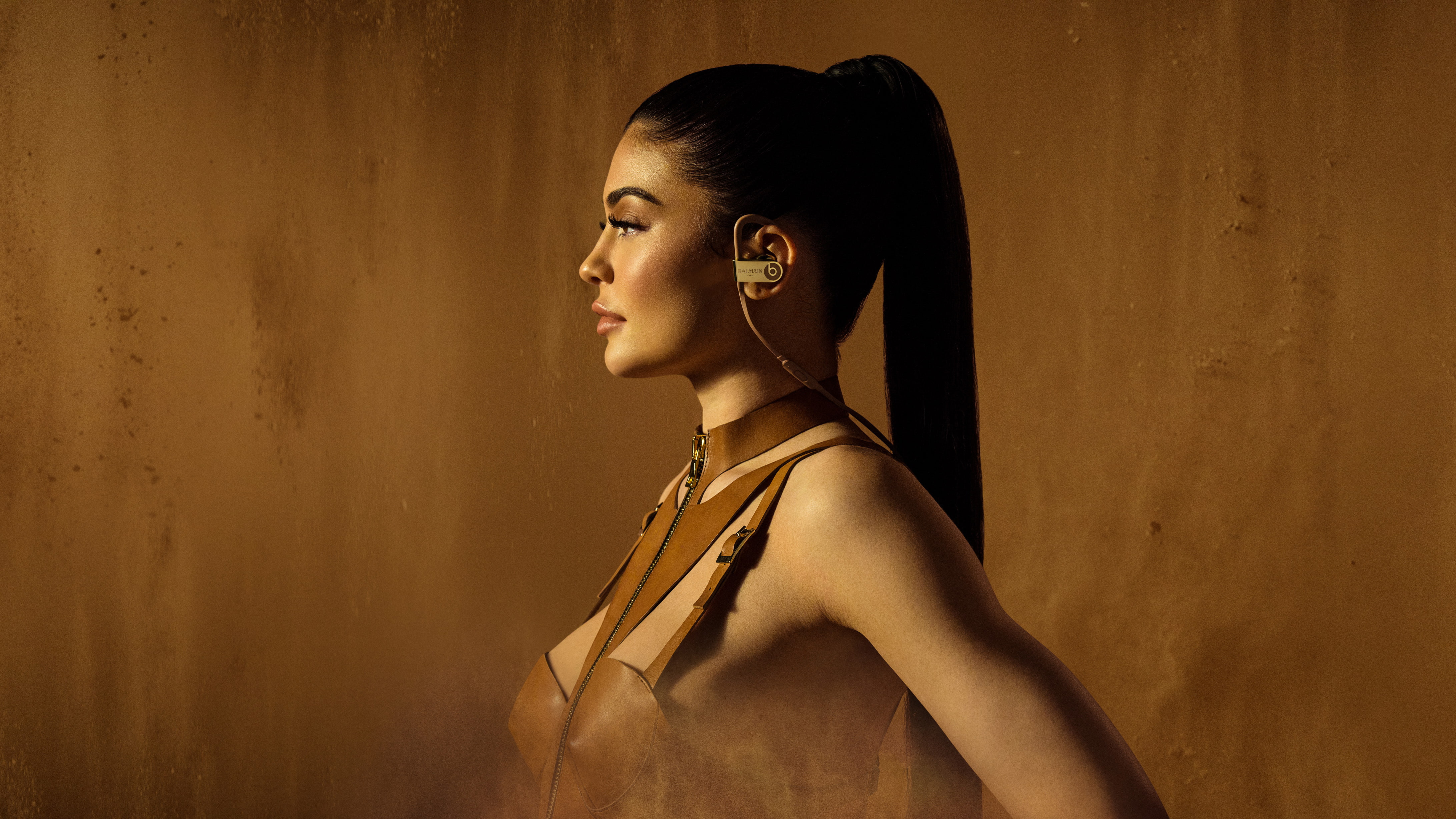 HD, Balmain earbuds, Kylie Jenner, 4K, 4K, HD Wallpaper