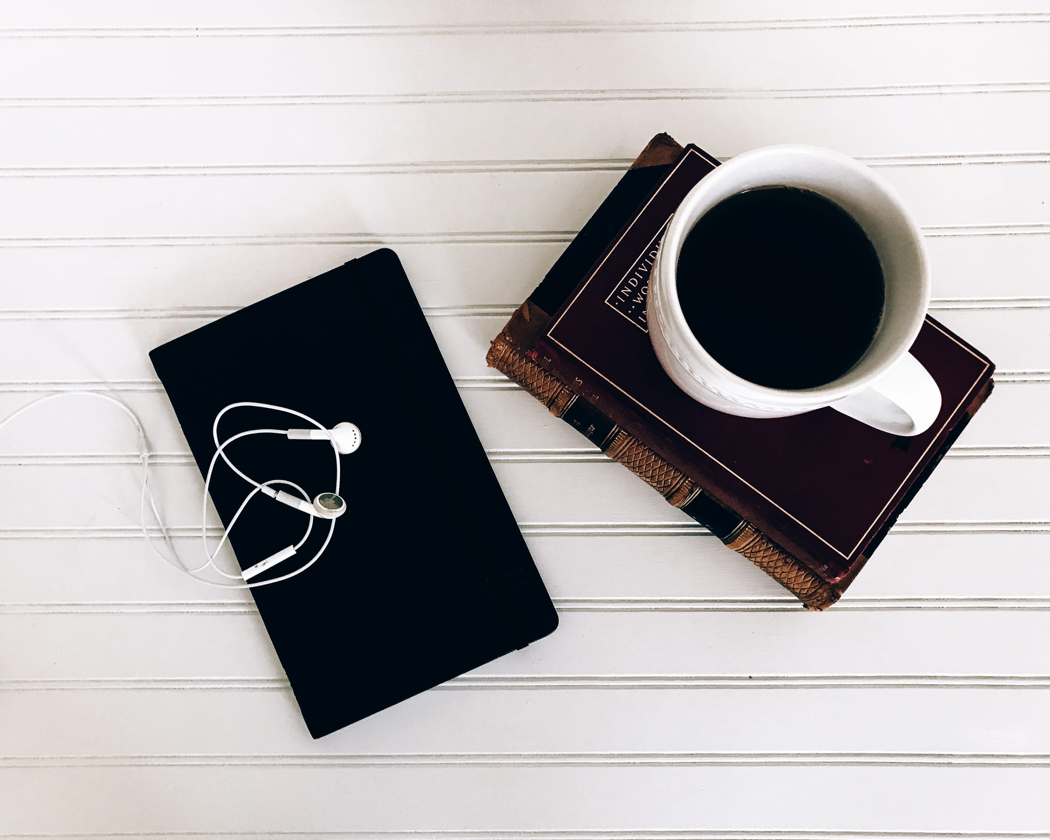 earbuds, desk, study, book, publication, writers, overhead view, coffee cup, java, mug, coffee - drink, crockery, no people, directly above, pen, tea cup, HD Wallpaper