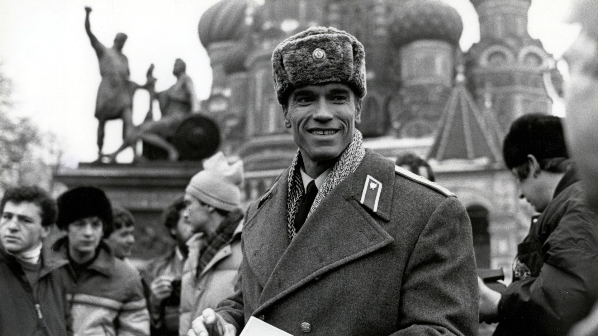 incidental people, Red heat, parade, tourist, Arnold Schwarzenegger, the past, famous Place, concepts And Ideas, tourism, royalty, architecture, Uniform, HD Wallpaper