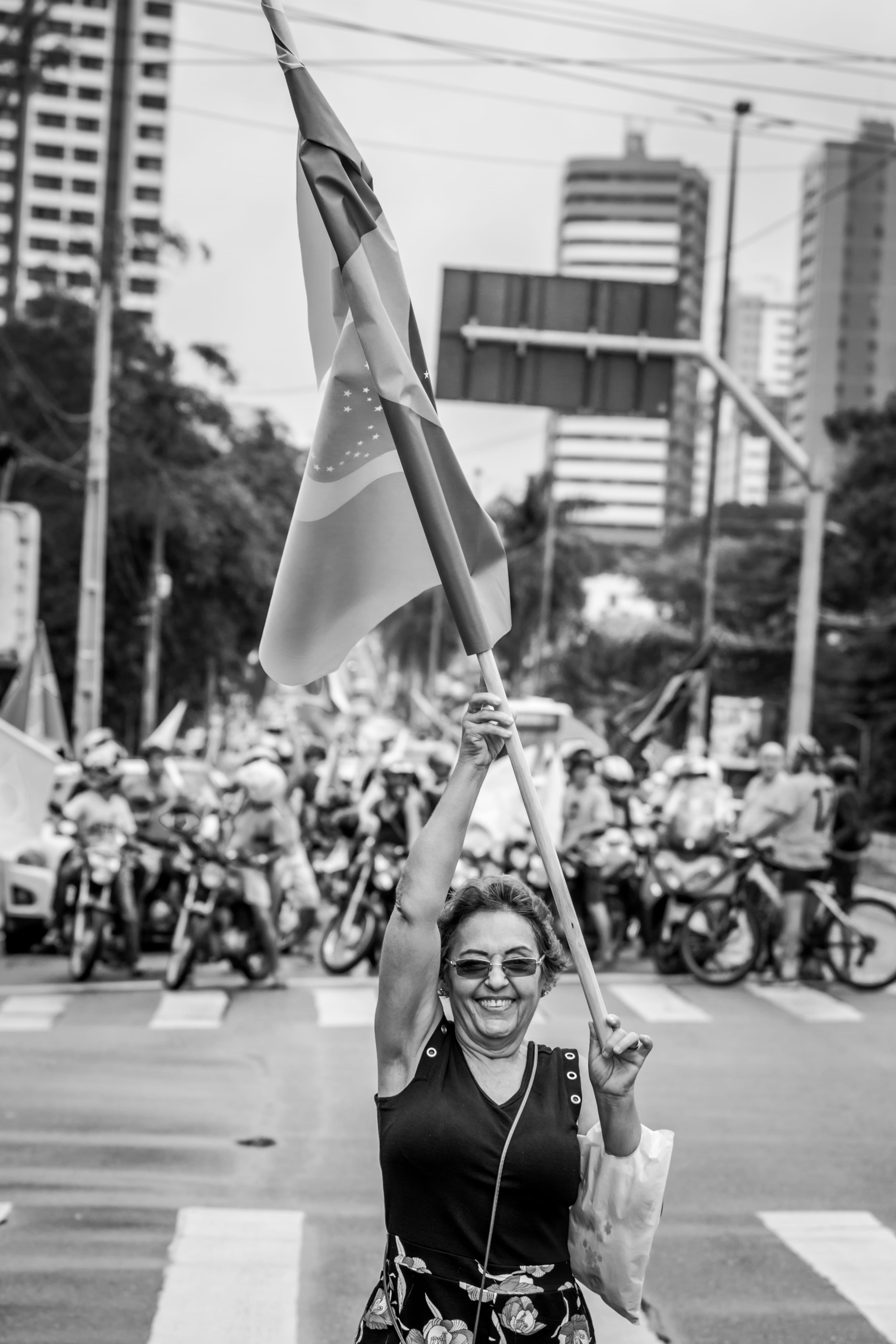 sunglasses, photo, architecture, day, outfit, real people, smiling, buildings, woman, black and white, built structure, leisure activity, emotion, grayscale, Phone HD Wallpaper