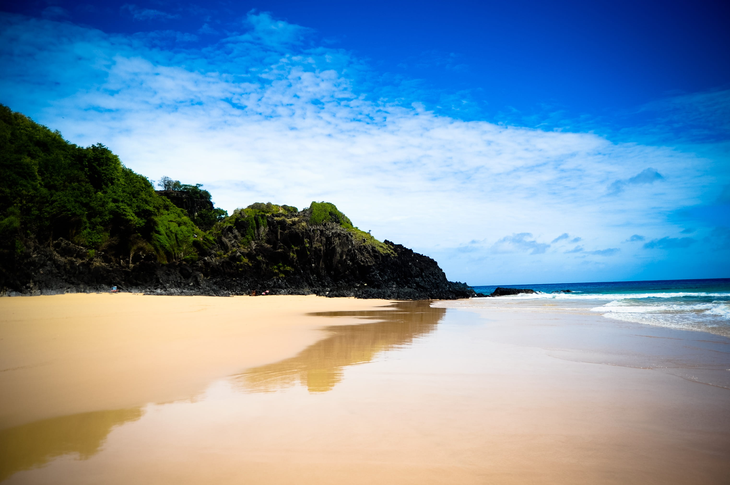 noronha, nature, sand, reflection, beach, island, ocean, tranquility, outdoors, 2K, cloud - sky, sky, bay, boat, of, fernando, day, horizon over water, HD Wallpaper