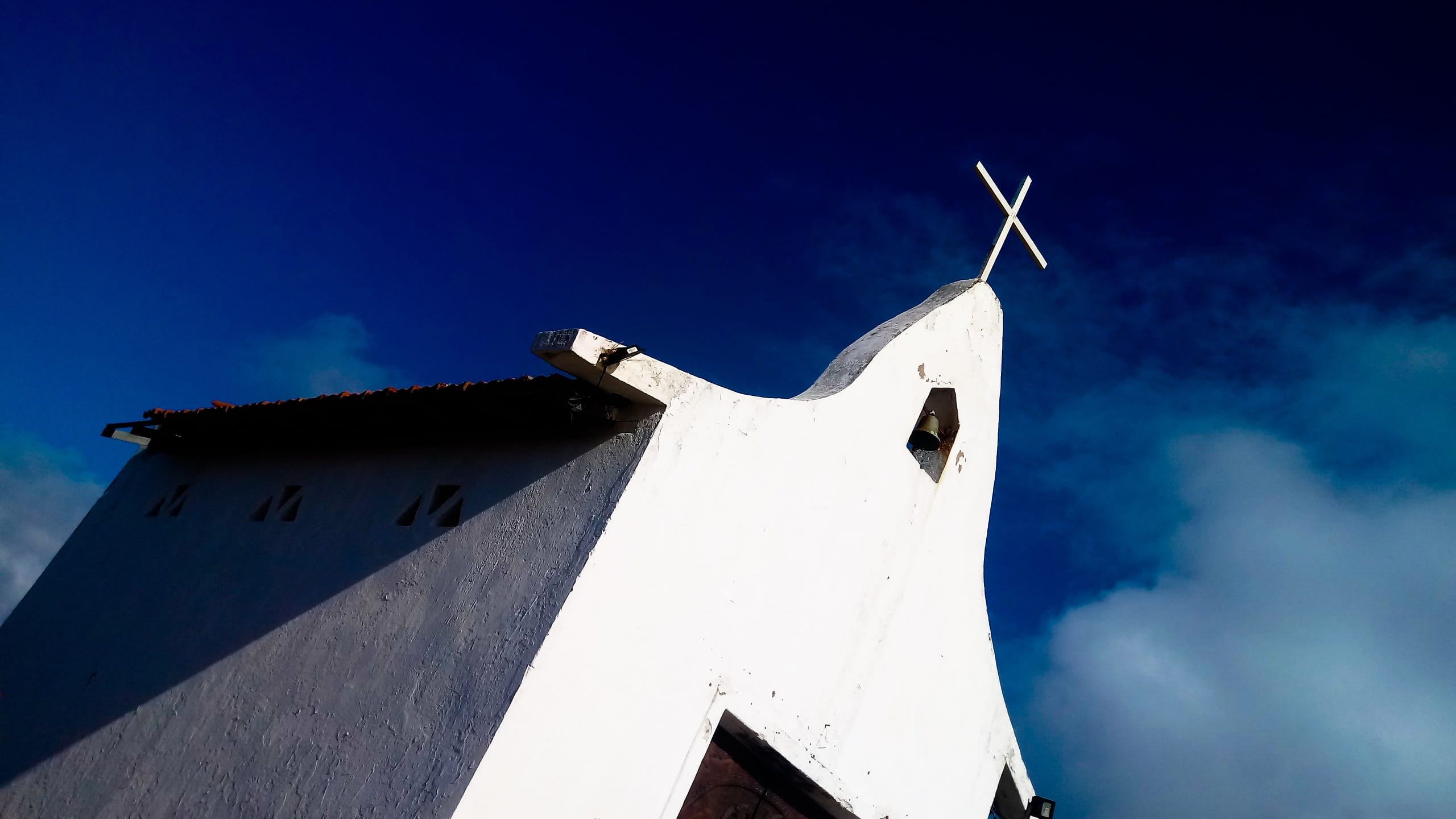 white color, island, directly below, belief, cloud - sky, place of worship, religion, building, 2K, flying, sky, noronha, atlantic ocean, no people, mar, HD Wallpaper