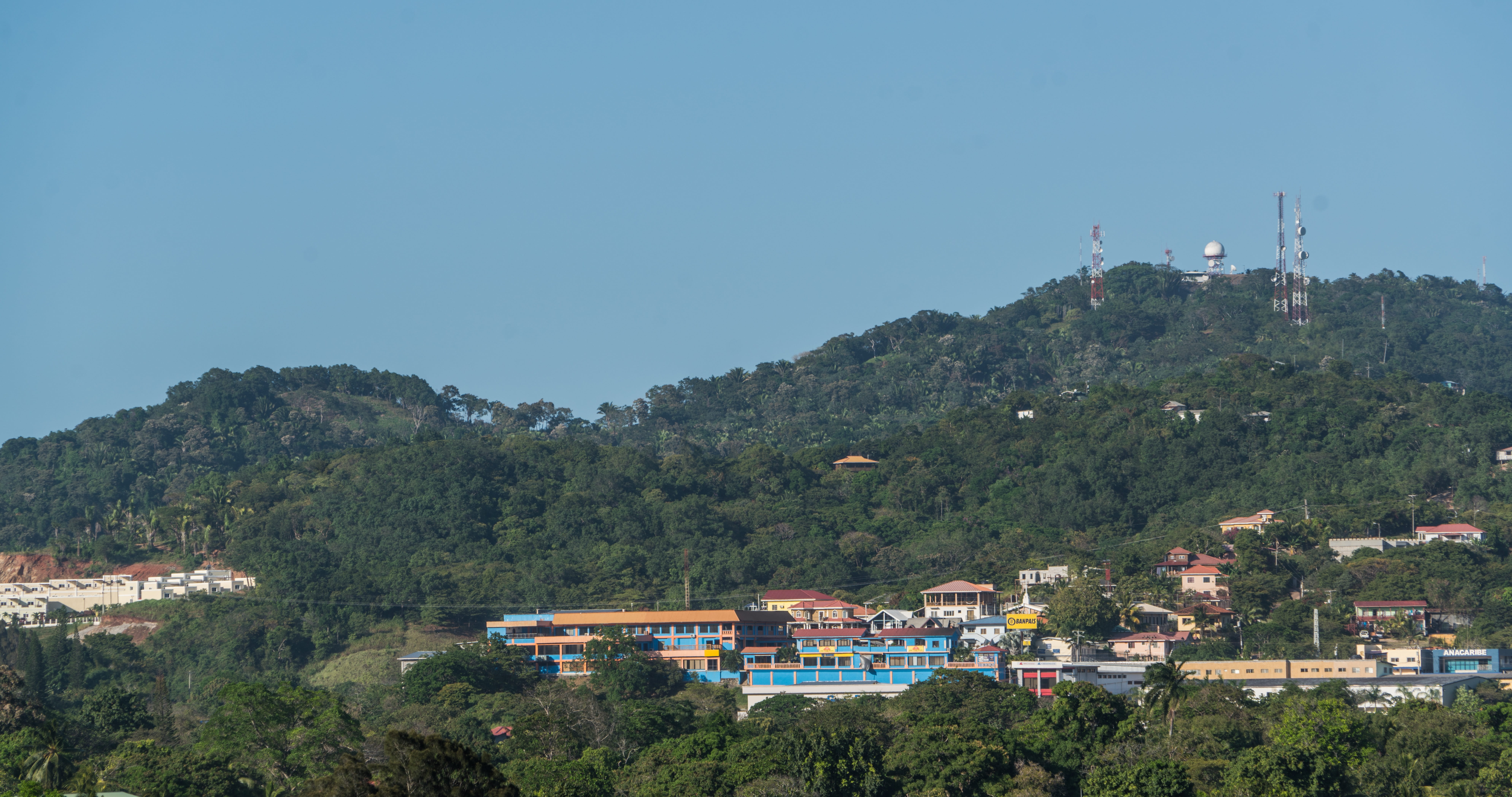 panoramic, architecture, blue, built structure, travel, tropical, pollution, sunny, plant, city, roatan, building exterior, building, clear sky, land, residential district, HD Wallpaper