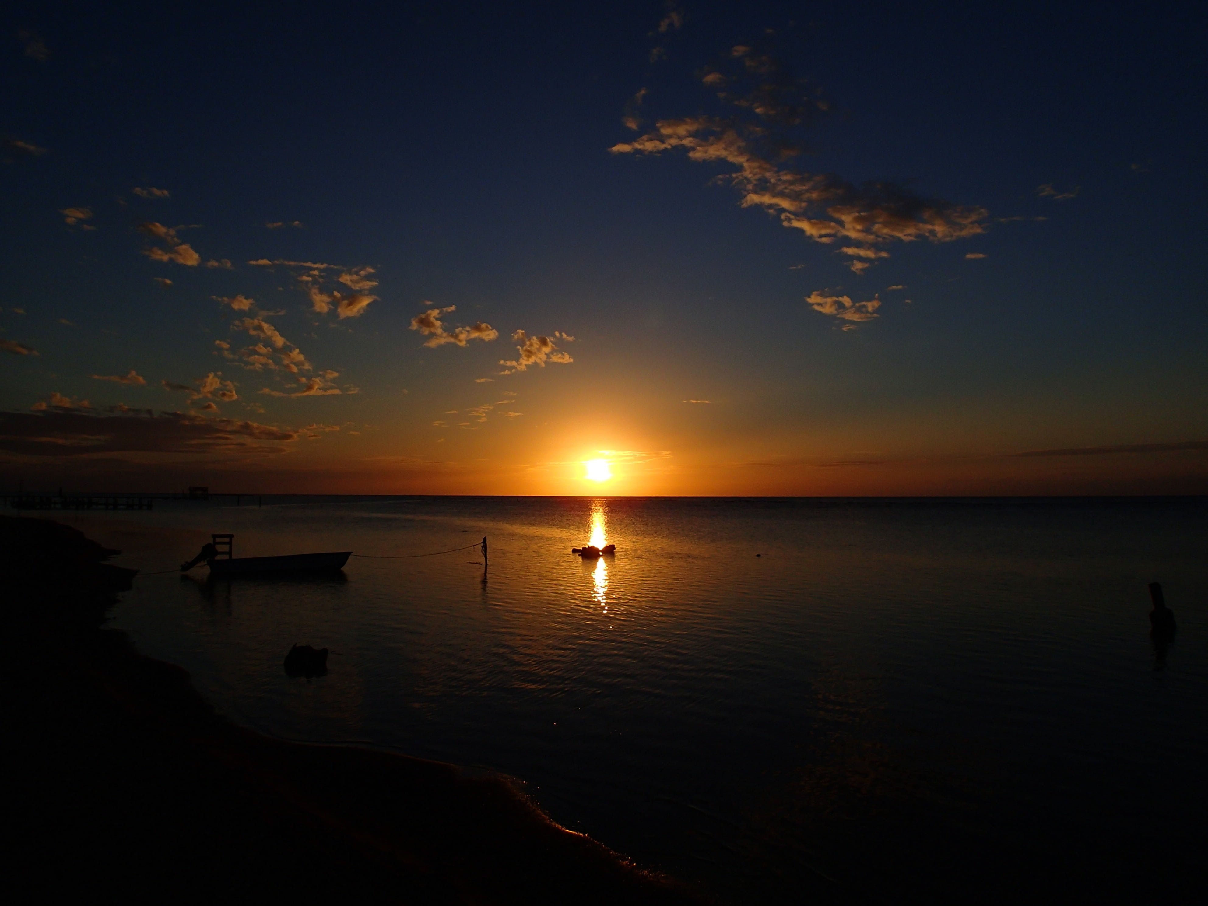 horizon over water, horizon, sunset, 4K, sea, tranquil scene, beauty in nature, sun, roatan, no people, scenics - nature, outdoors, cloud - sky, idyllic, HD Wallpaper