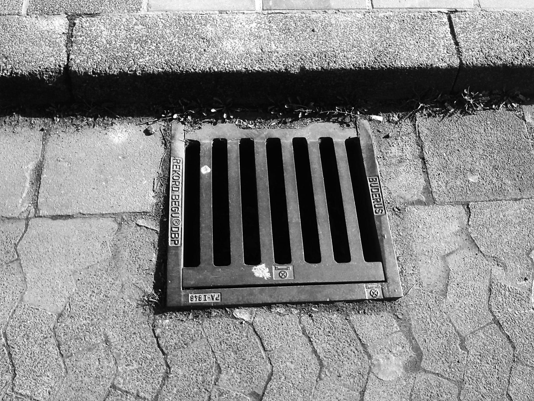 grid, city, black, protection, drainage, wall - building feature, paving stone, gutter, pattern, sewage, day, curb, sewer, nature, mark, Gulli, 1080P, HD Wallpaper