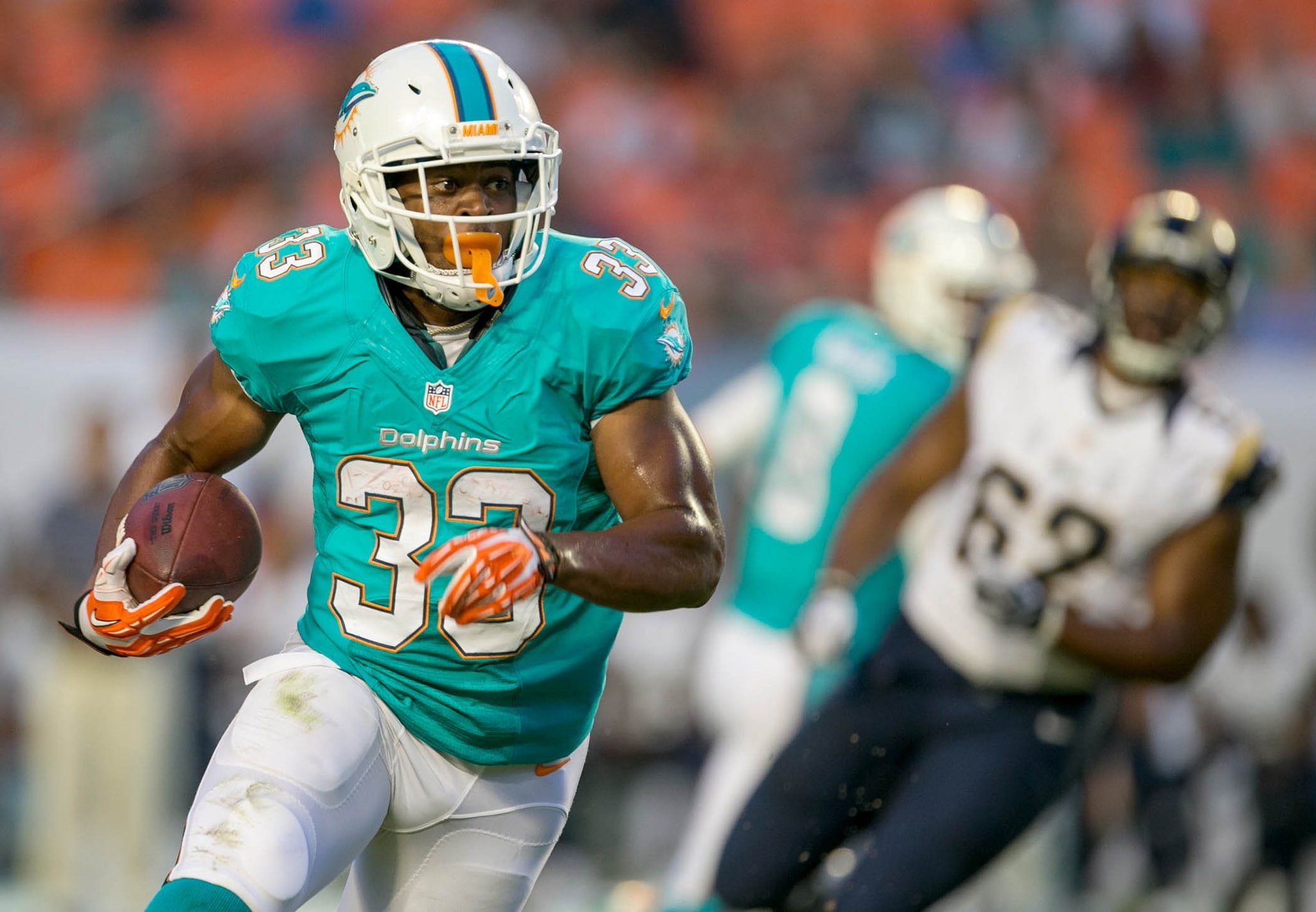 sportsman, headwear, helmet, day, male likeness, sport, human representation, representation, competition, american football player, sports helmet, miami dolphins macbook  hd, HD Wallpaper