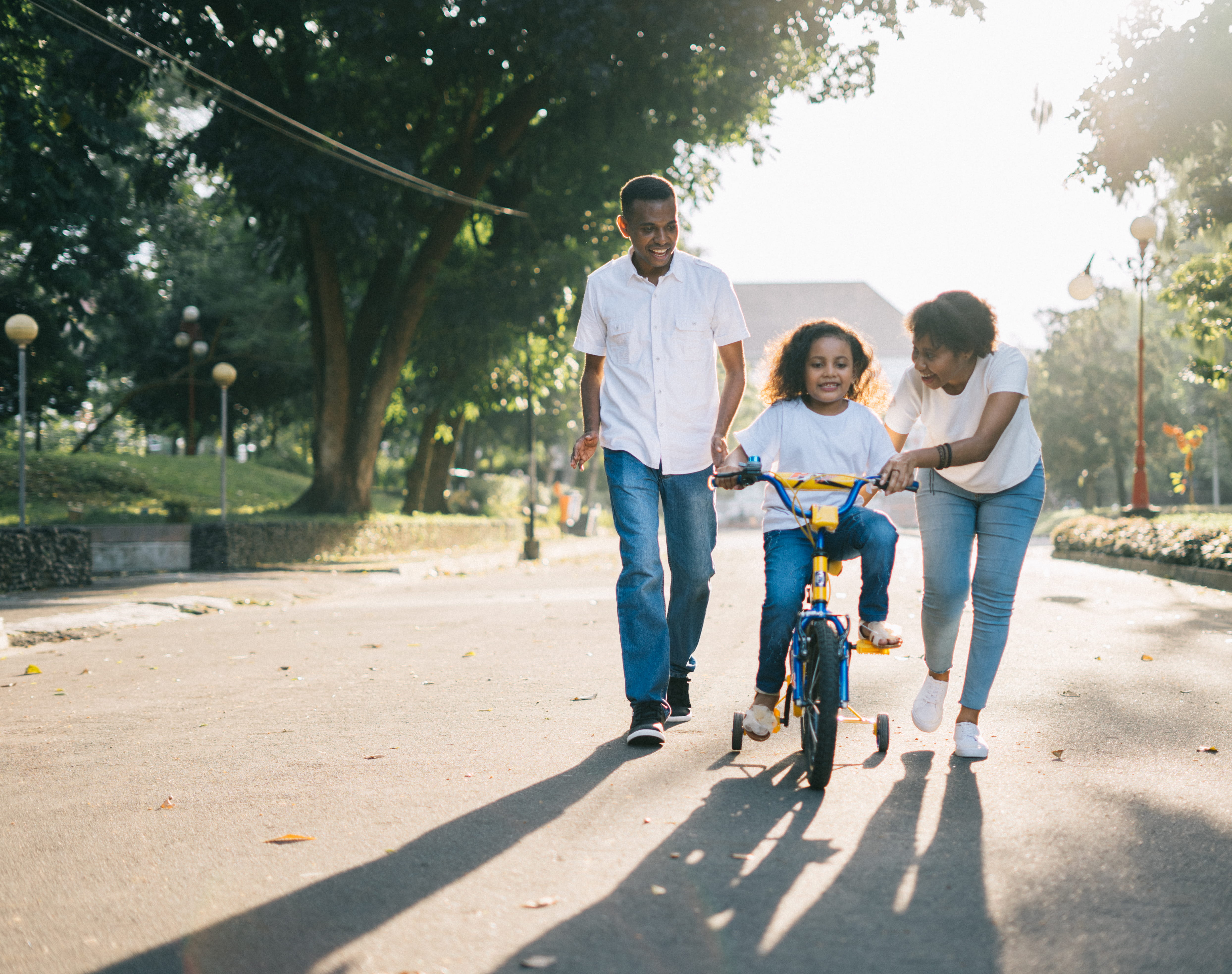 males, emotion, shadow, man, son, daughter, father, bonding, girl, wheel, wife, parents, woman, 4K, casual clothing, bicycle, motion, street, recreation, HD Wallpaper