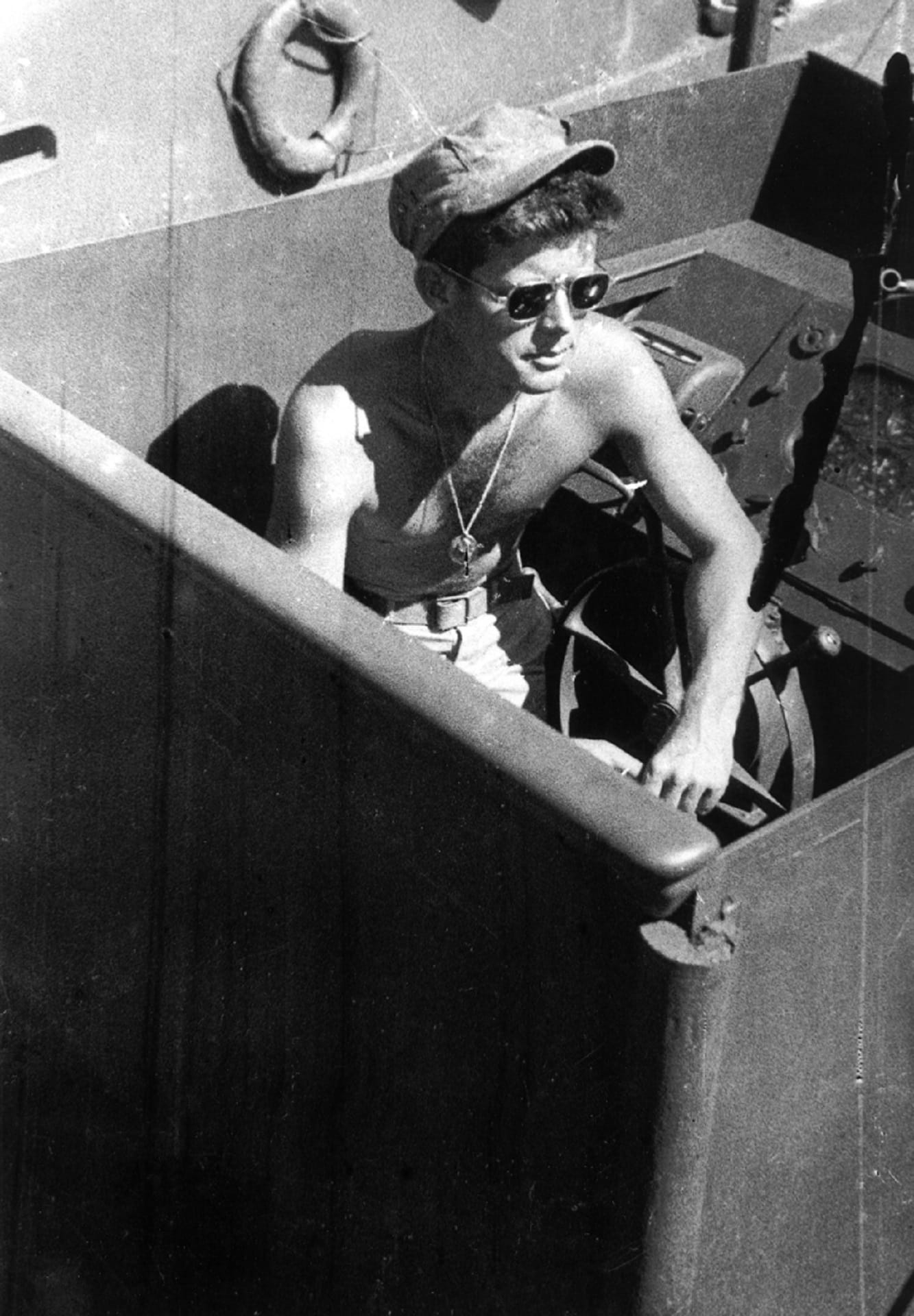 f, retro styled, Commander, John F Kennedy, pt - 109, indoors, fashion, Ltjg, lifestyles, spooky, one man only, old-fashioned, day, war hero, human representation, Phone HD Wallpaper