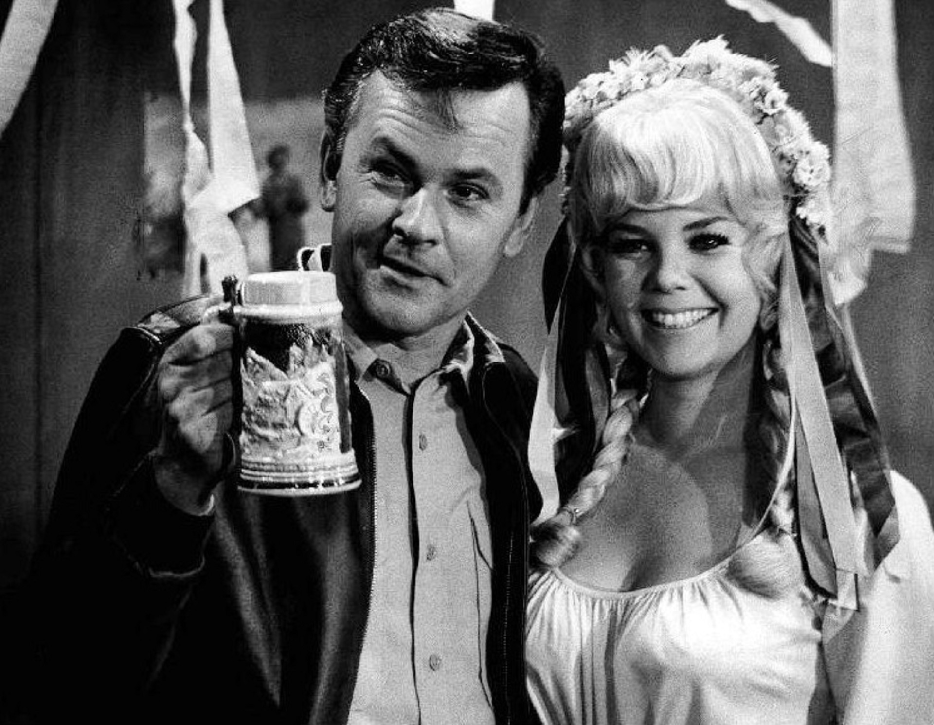 couple - relationship, mystery, lifestyles, hollywood, two people, looking at camera, emotion, women, retro, adult, hilda, actress, television, stage, actor, HD Wallpaper