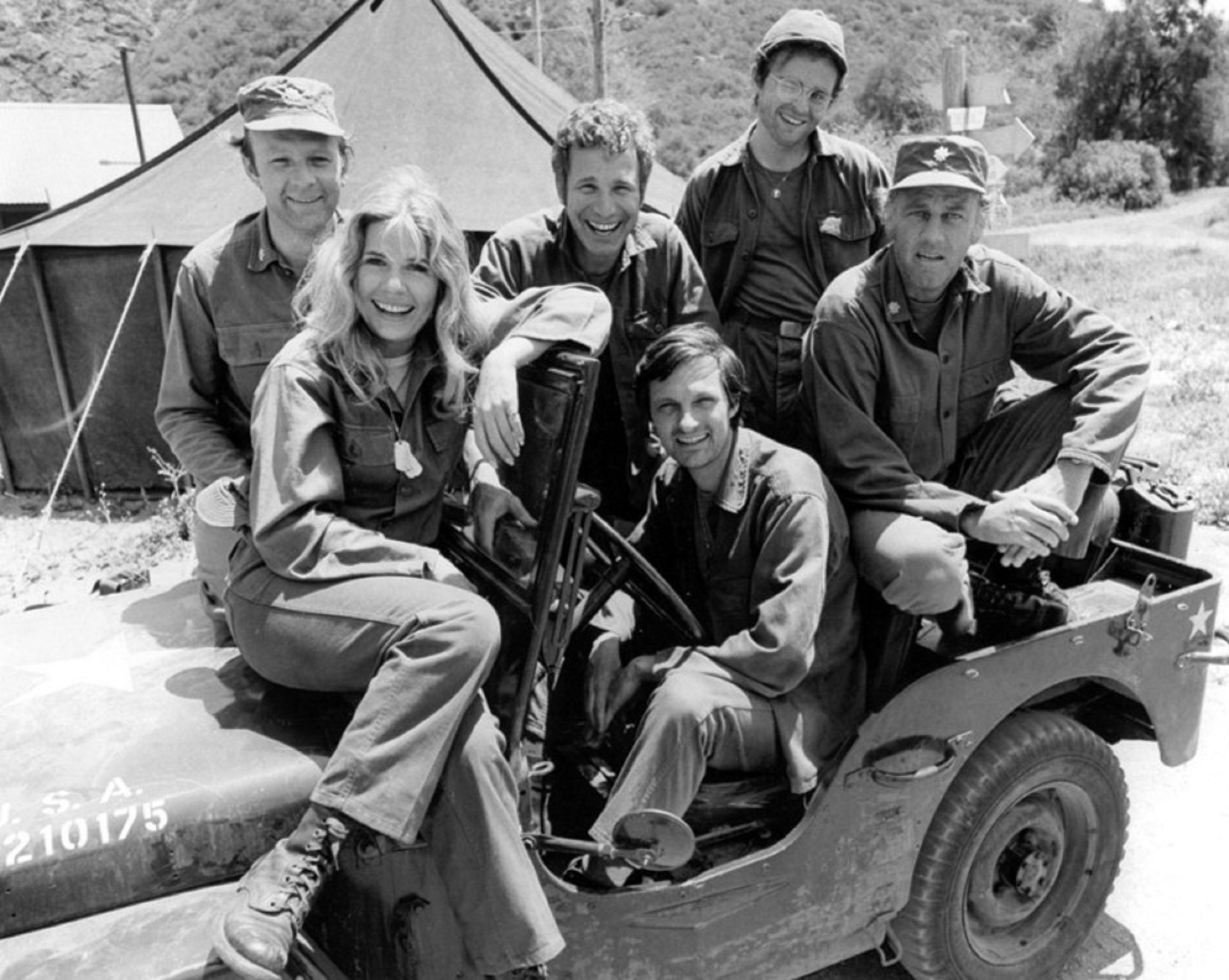 males, family, cast, women, hollywood, 1080P, mode of transportation, son, mclean stevenson, people, actress, smiling, transportation, mid adult, child, HD Wallpaper