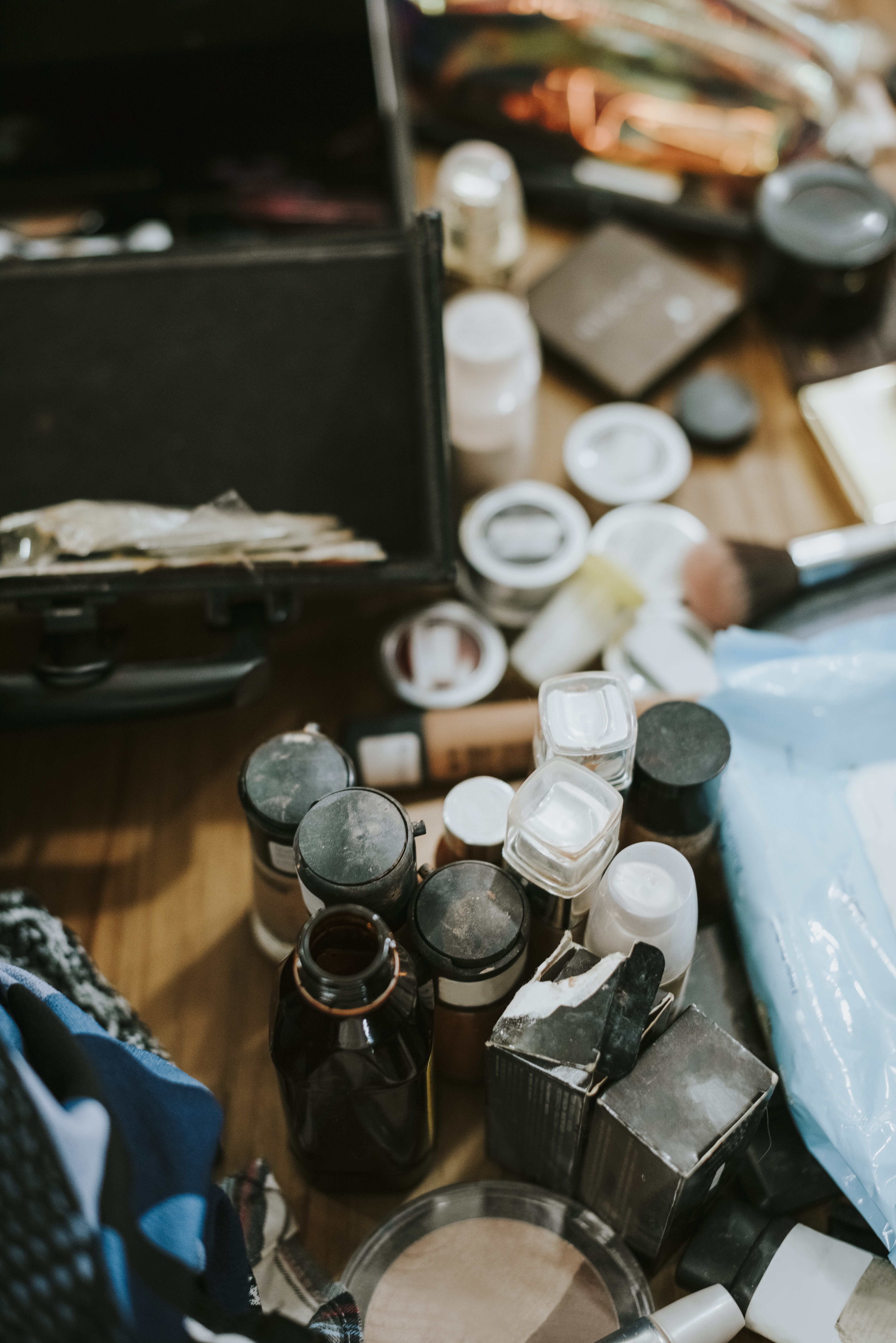 foundation, artist, finance, currency, dressing table, beauty, cream, container, busy, coin, dresser, items, collection, girl, selective focus, metal, close-up, Phone HD Wallpaper