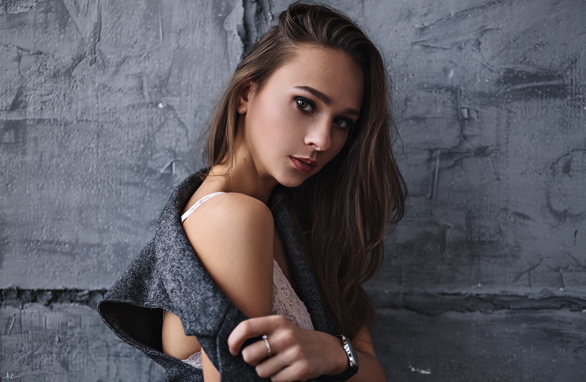 face, adult, beautiful woman, wavy hair, indoors, wall - building feature, one person, looking at viewer, auburn hair, young adult, model, hair, brown hair, HD Wallpaper