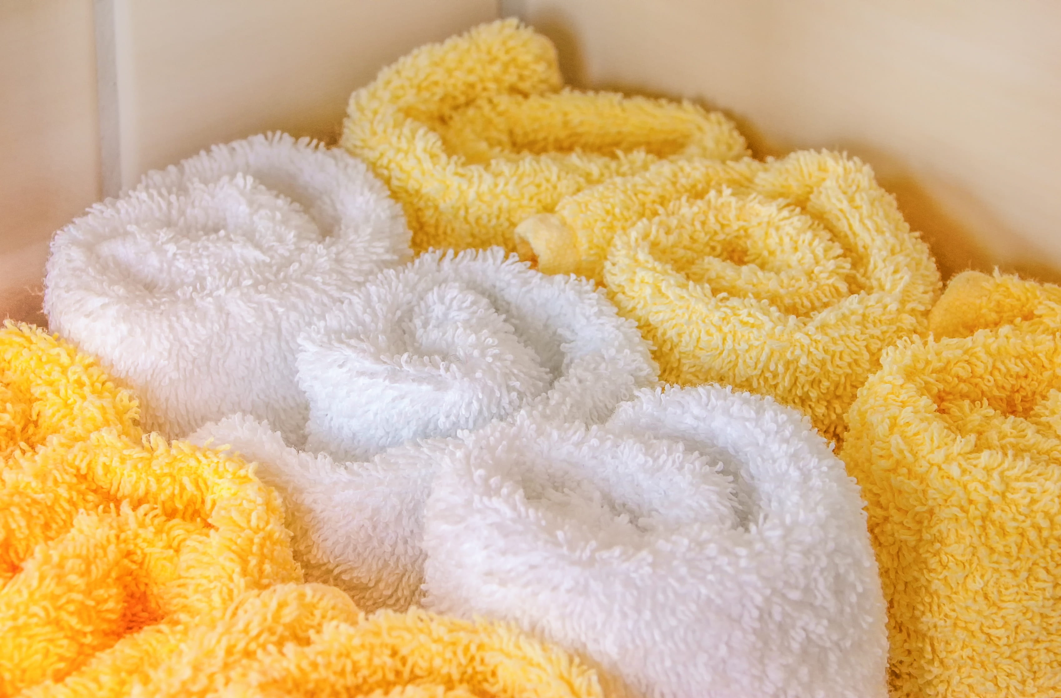 2K, group of objects, cleaning, cozy, towel, wool, yellow, softness, high angle view, pattern, regulation, lifestyles, wash hands, orange, textile, bad, HD Wallpaper