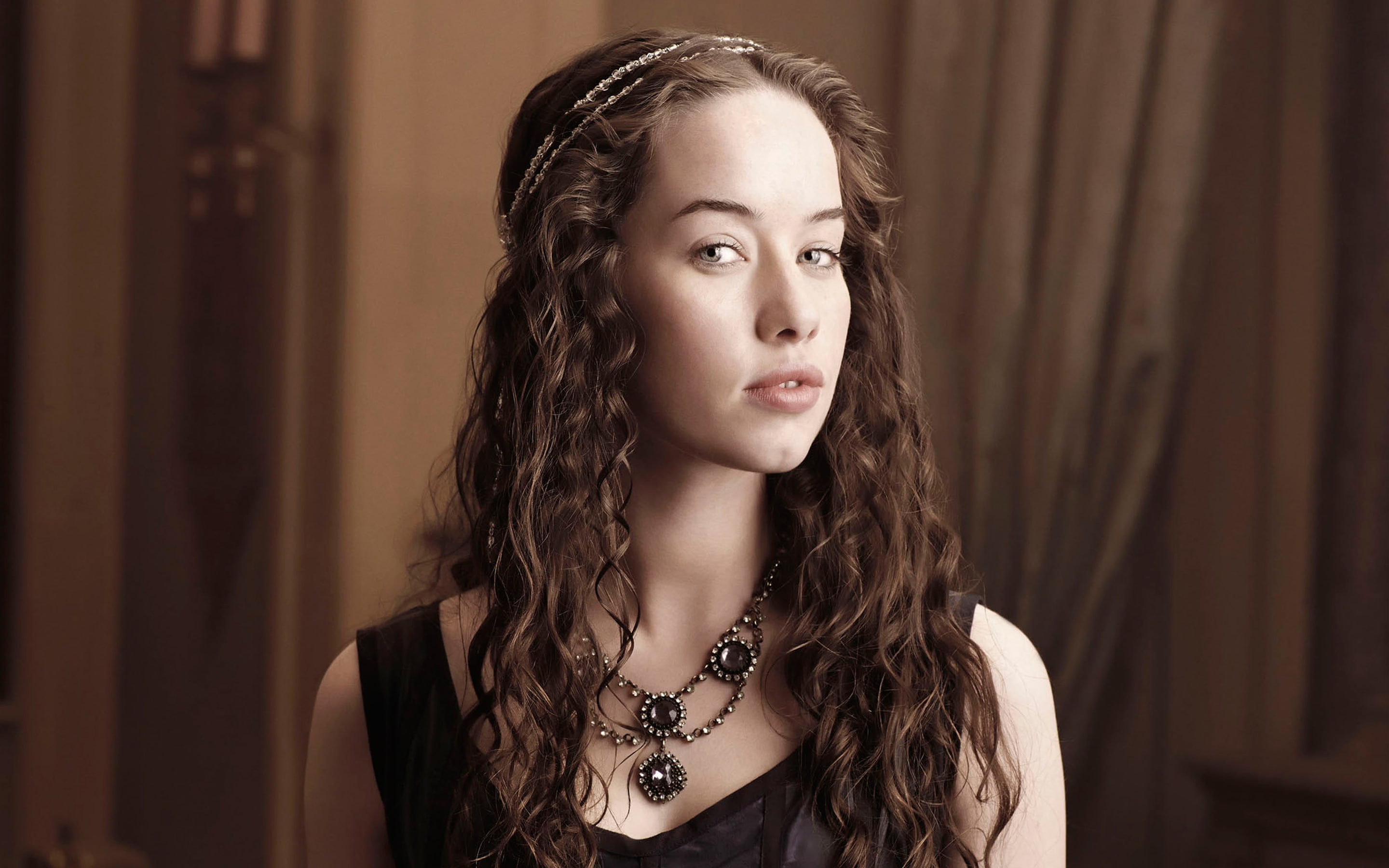 teenager, one person, lifestyles, Lola, Popplewell, portrait, looking at camera, indoors, 2K, hair, front view, adult, women, jewelry, young women, focus on foreground, HD Wallpaper