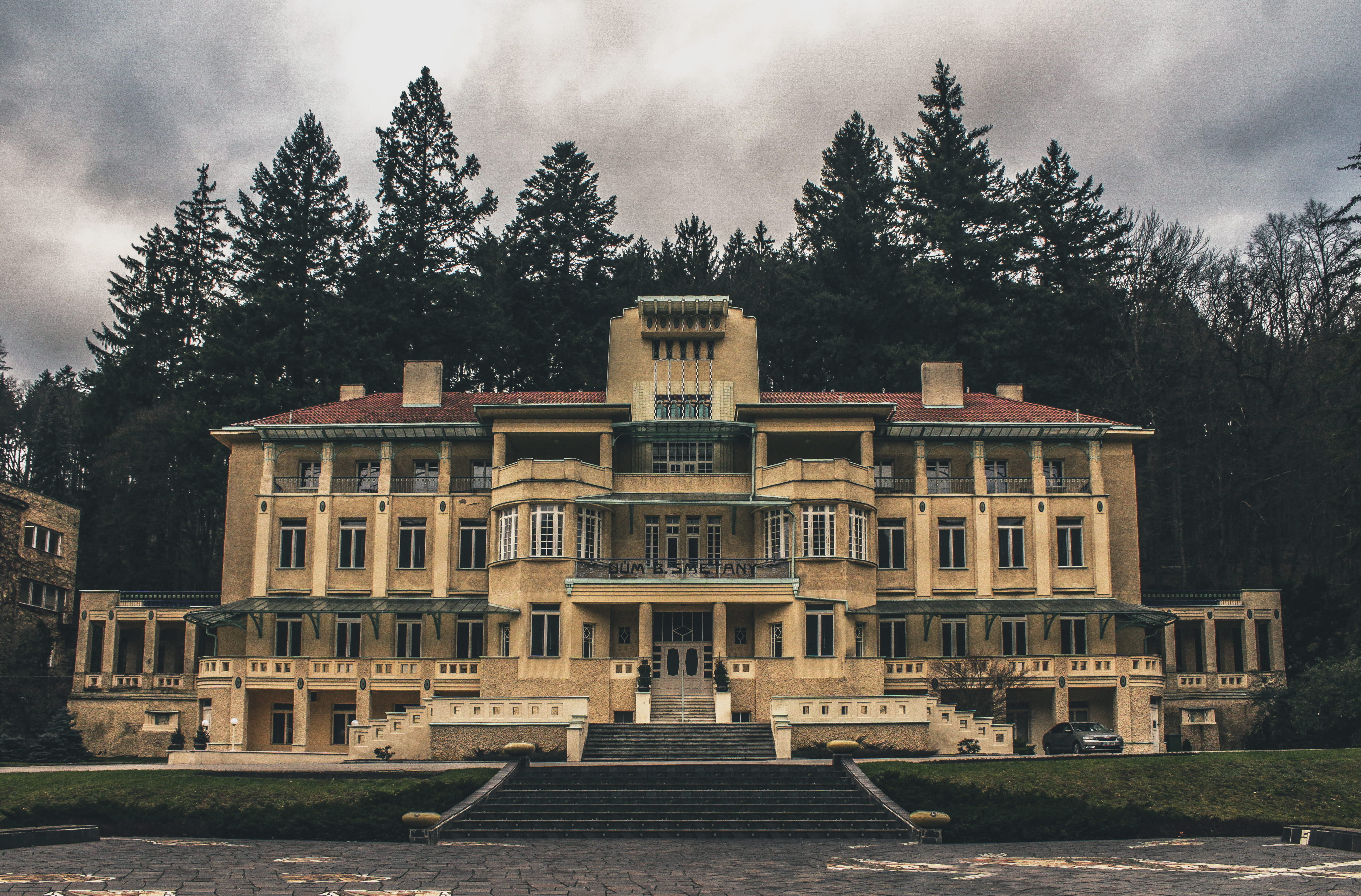 tree, travel, 4K, cloudy, trees, czech, the past, communism, facade, art and craft, outdoors, spa, century, architecture, old, nature, hotel, sky, historical, HD Wallpaper