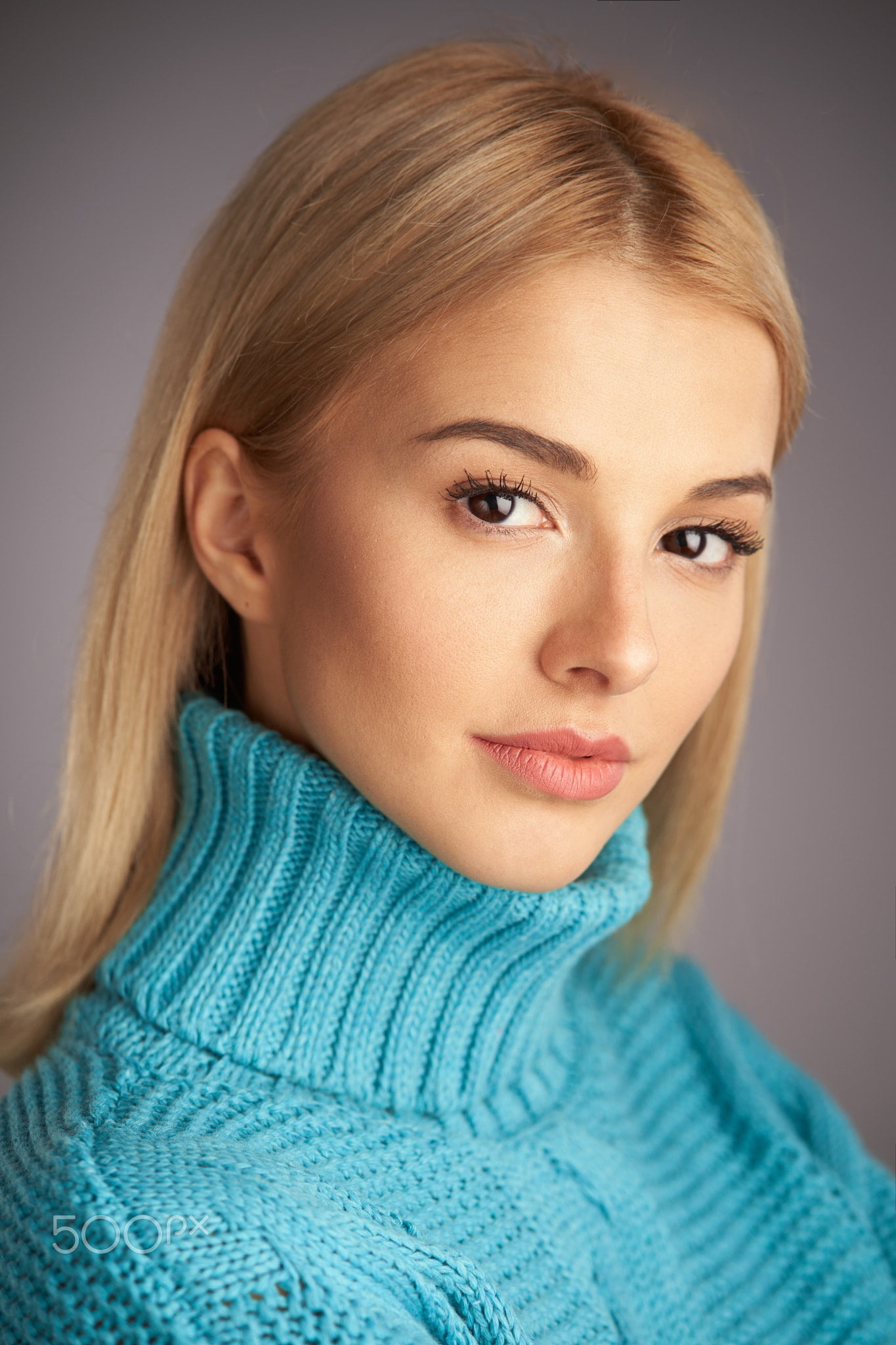 makeup, eyeliner, 1080P, women, looking at viewer, portrait, sweater, straight hair, simple background, turtlenecks, Alexander Vinogradov, blonde, long, Phone HD Wallpaper