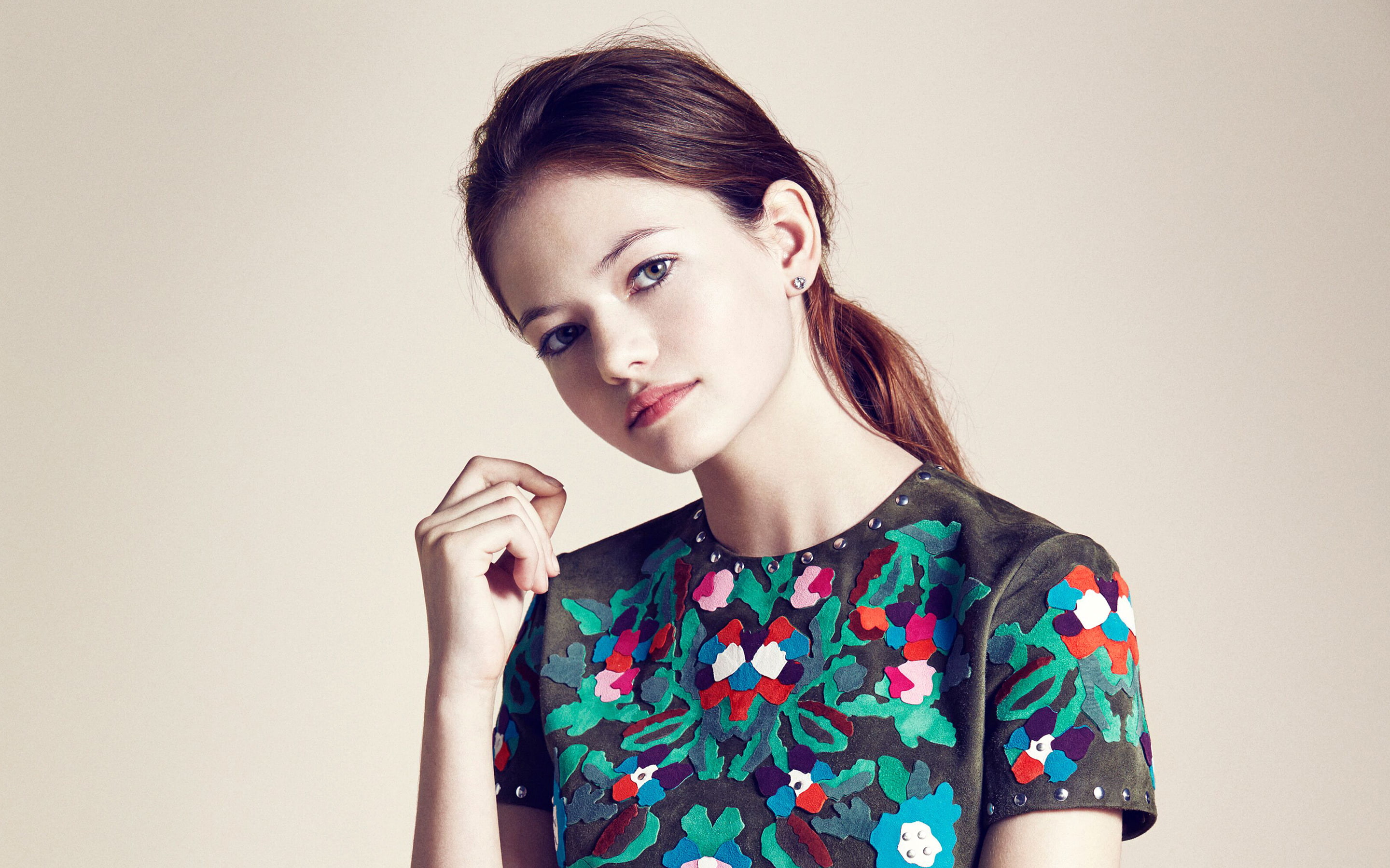 dress, hairstyle, Mackenzie Foy, makeup, background, girl, actress, brown hair, 2K, HD Wallpaper