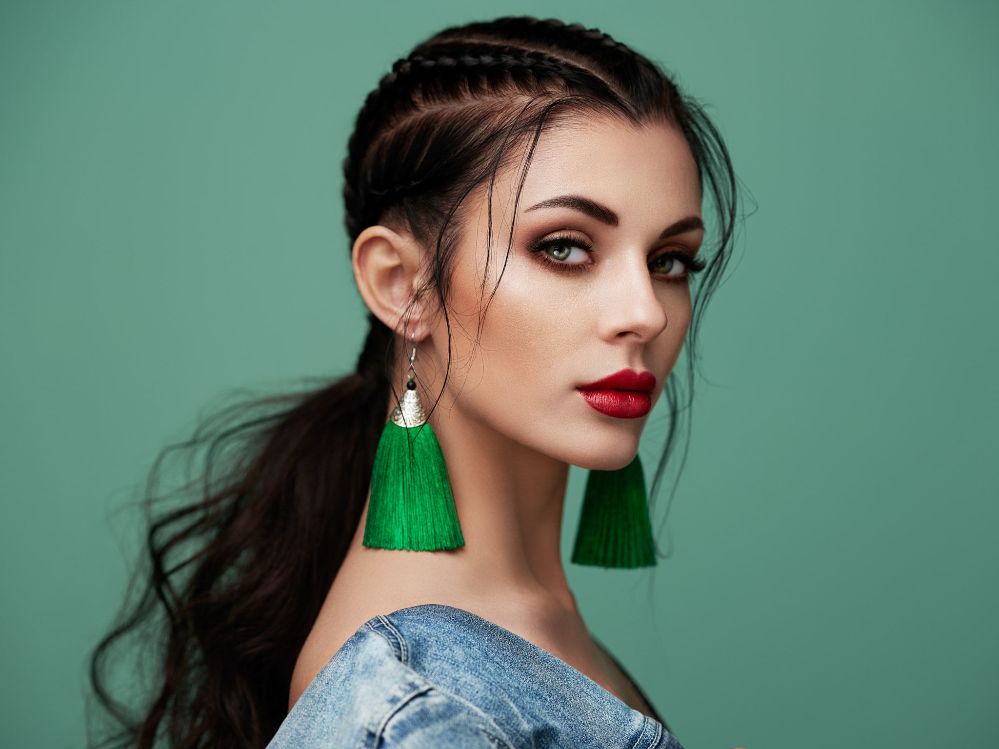 dark hair, glamour, green background, eyeshadow, women, Oleg Gekman, simple background, earring, portrait, eyeliner, long eyelashes, denim, lipstick, red lipstick, HD Wallpaper