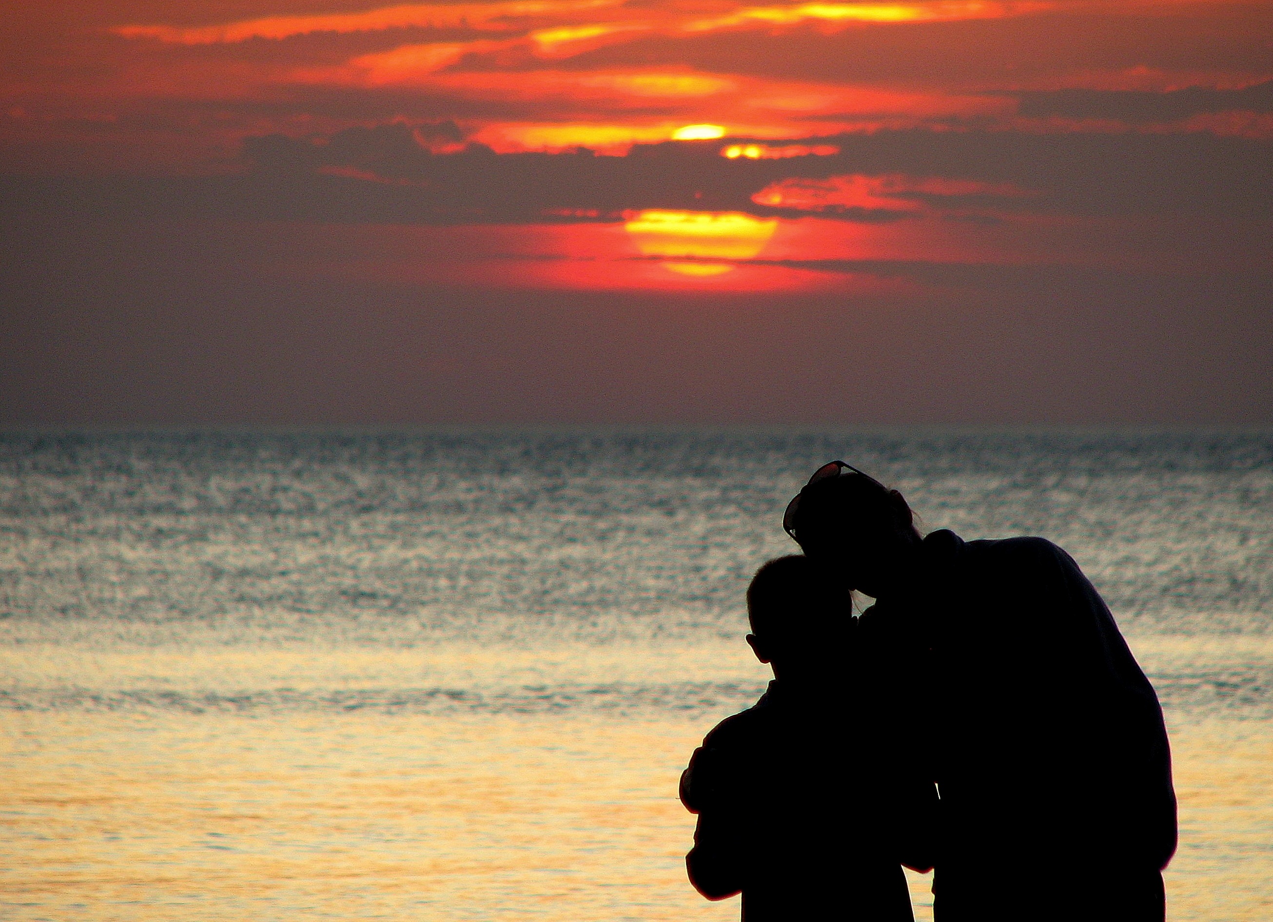 beach, water, silhouette, horizon over water, 2K, the coast, land, the sun, two people, motherhood, beauty in nature, sky, two, seashore, outdoors, nature, HD Wallpaper