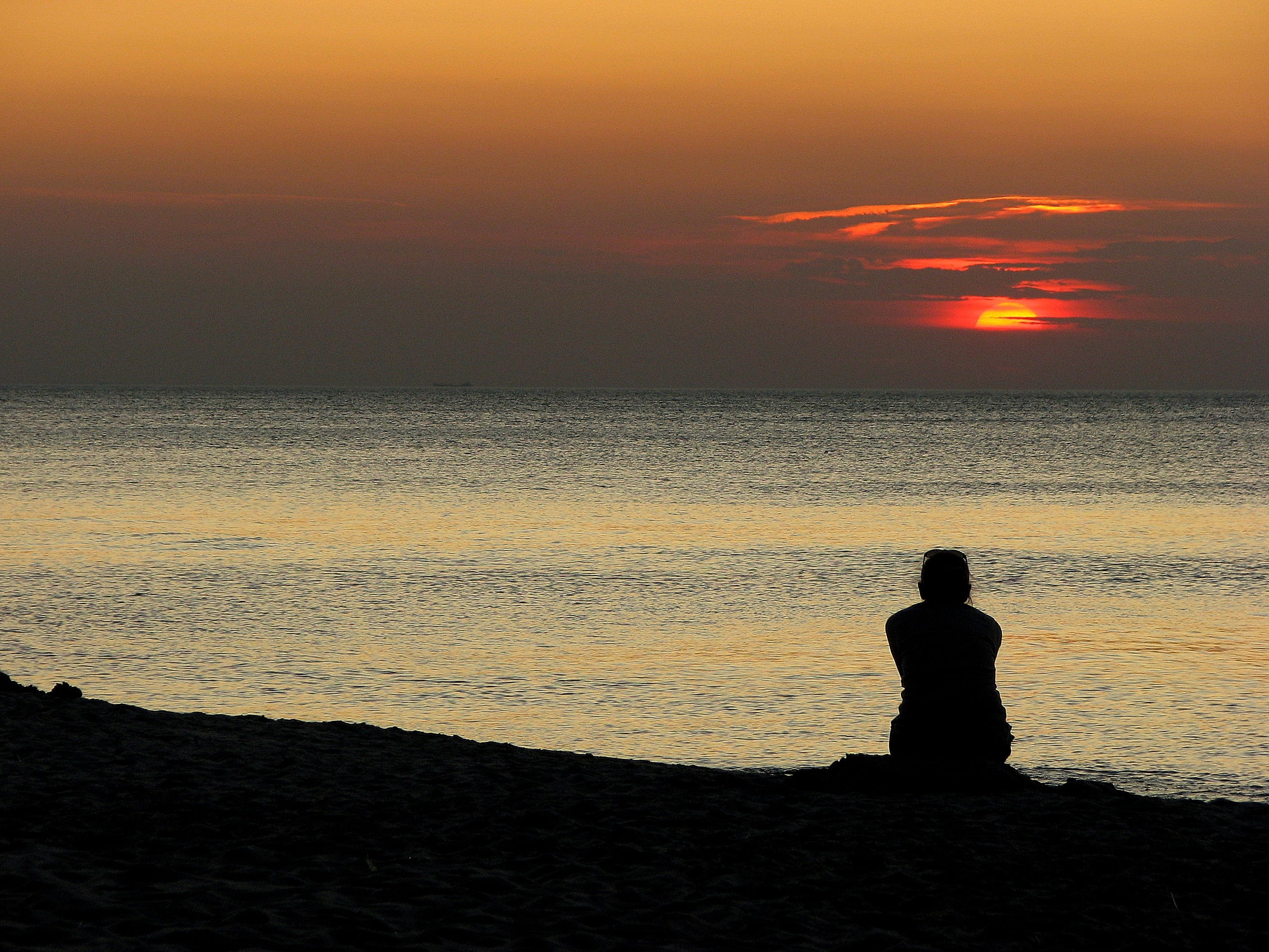 nature, people, peace of mind, 2K, horizon over water, the silence, leisure activity, waiting, golden, near, the coast, horizon, tranquil scene, outdoors, HD Wallpaper