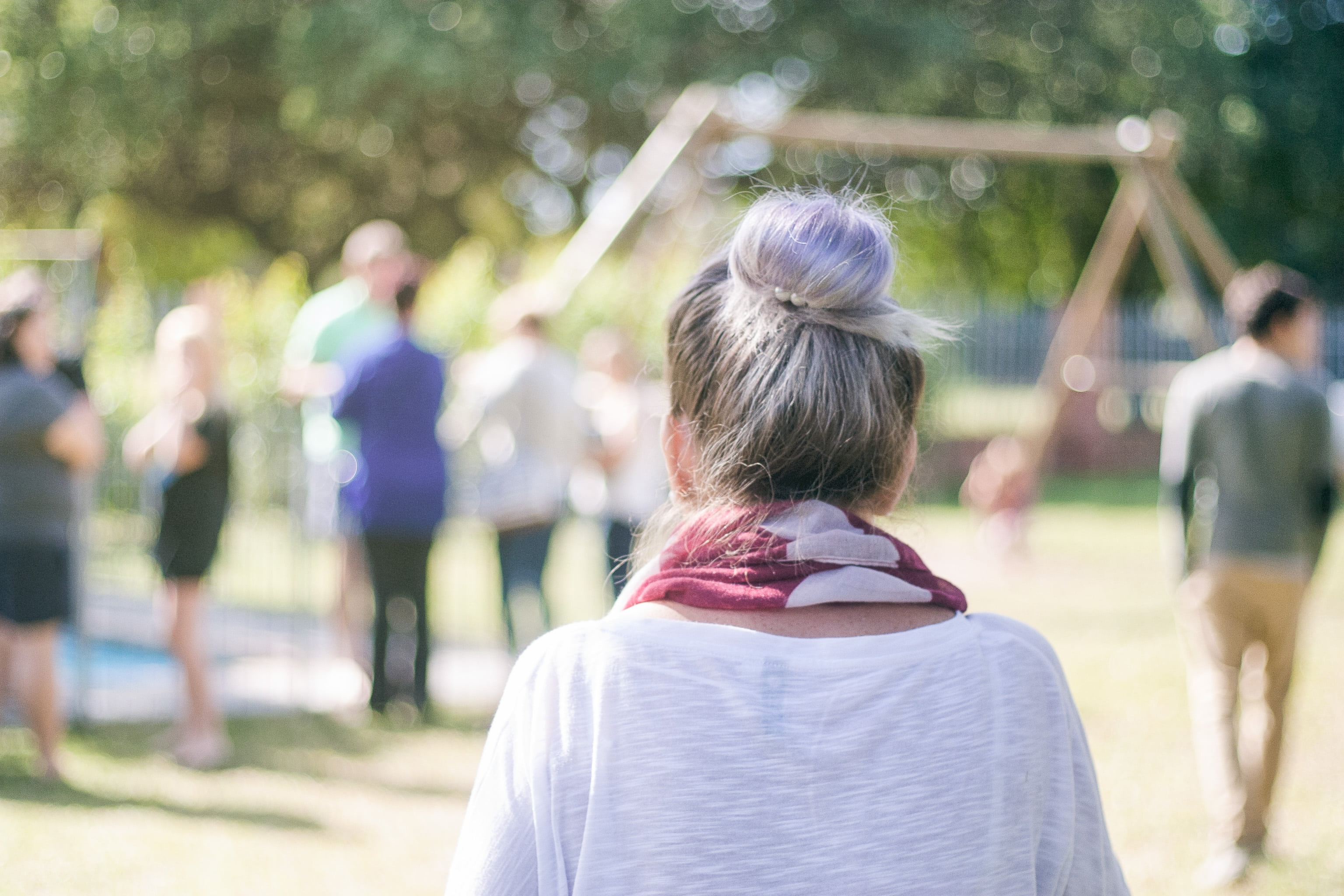 talking, lifestyles, young adult, adults only, sunny, white, walking, sunlight, real people, crowd, day, togetherness, 2K, blur, shift, nature, shirt, HD Wallpaper