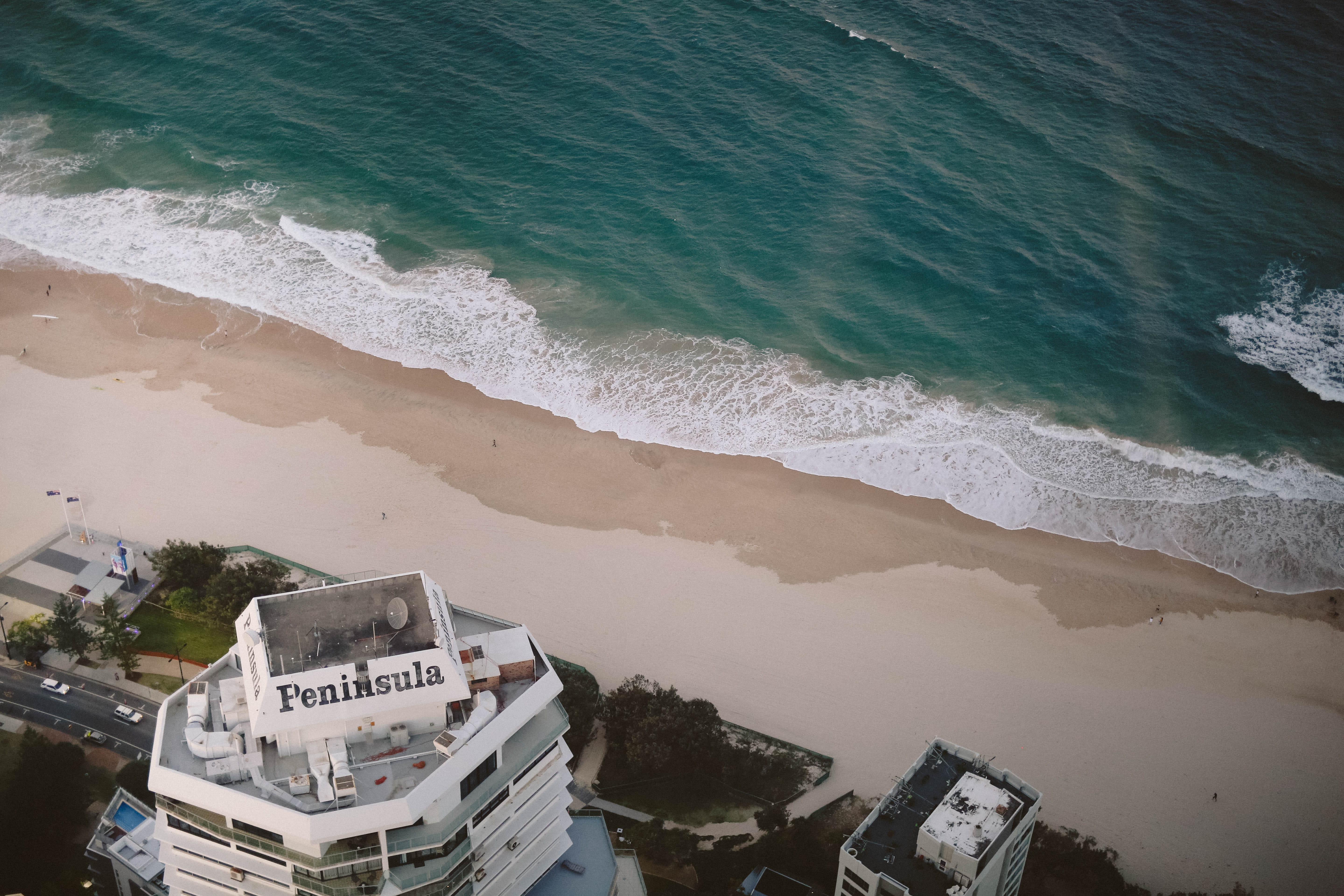 gold coast, ocean liner, wave, surfers paradise, sand, watercraft, aquatic sport, transportation, office building, outdoors, urban, land, near, motion, HD Wallpaper