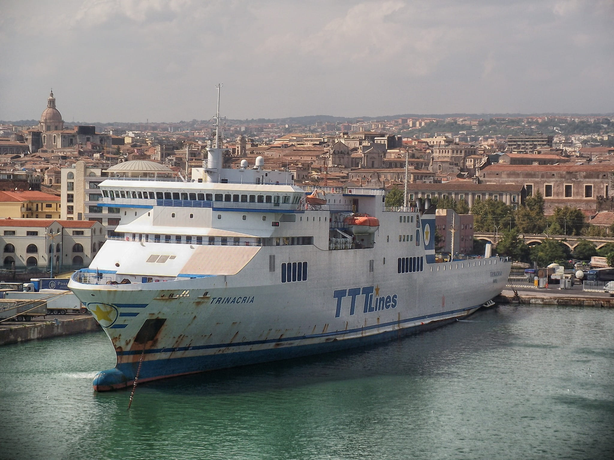 mode of transportation, buildings, passenger Ship, shoreline, no people, 1080P, building exterior, water, clouds, residential district, yacht, tourism, HD Wallpaper