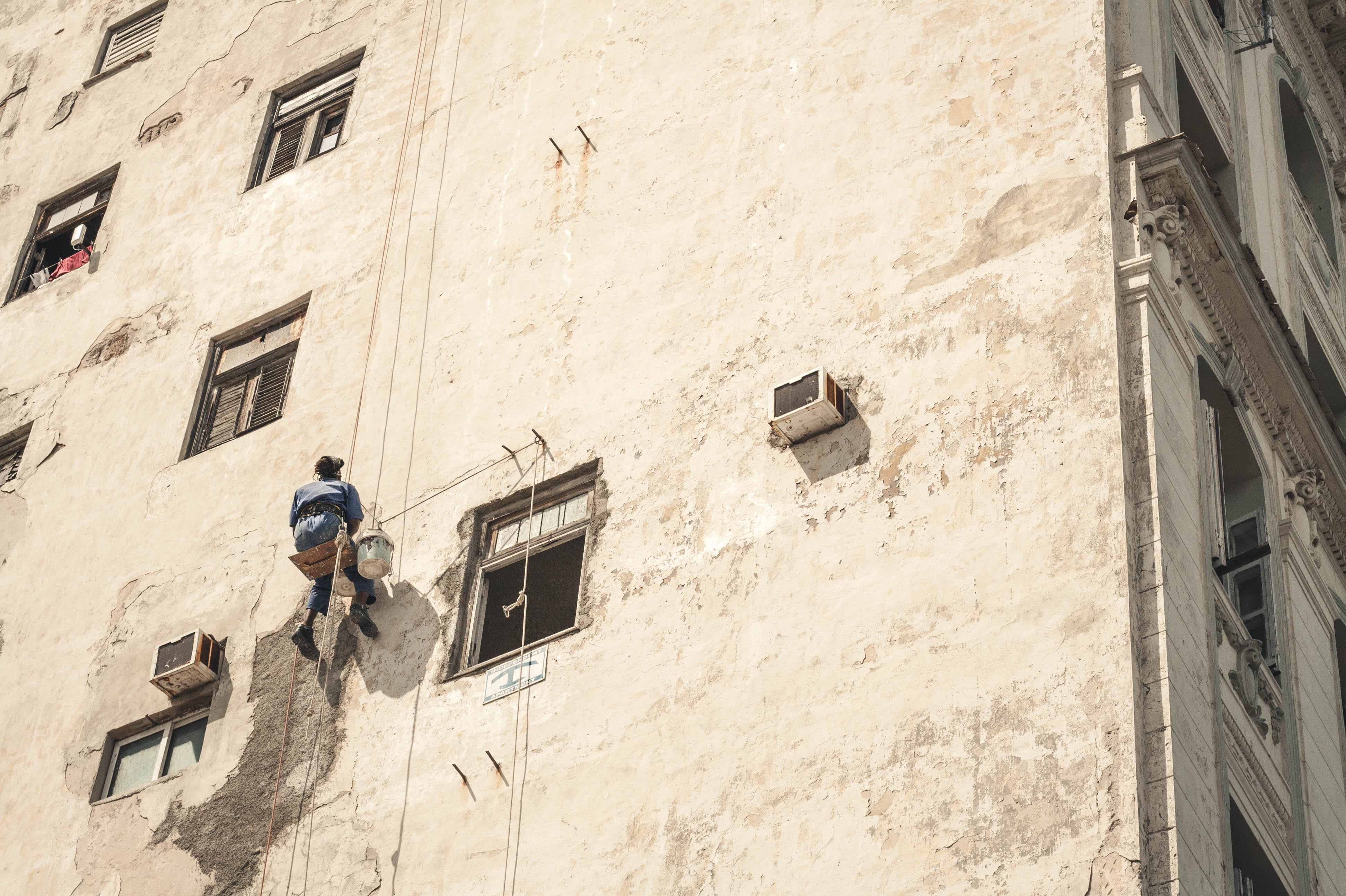 low angle view, built structure, 4K, window cleaner, wall - building feature, sunlight, person, man, effort, brown, occupation, outdoors, day, two people, HD Wallpaper