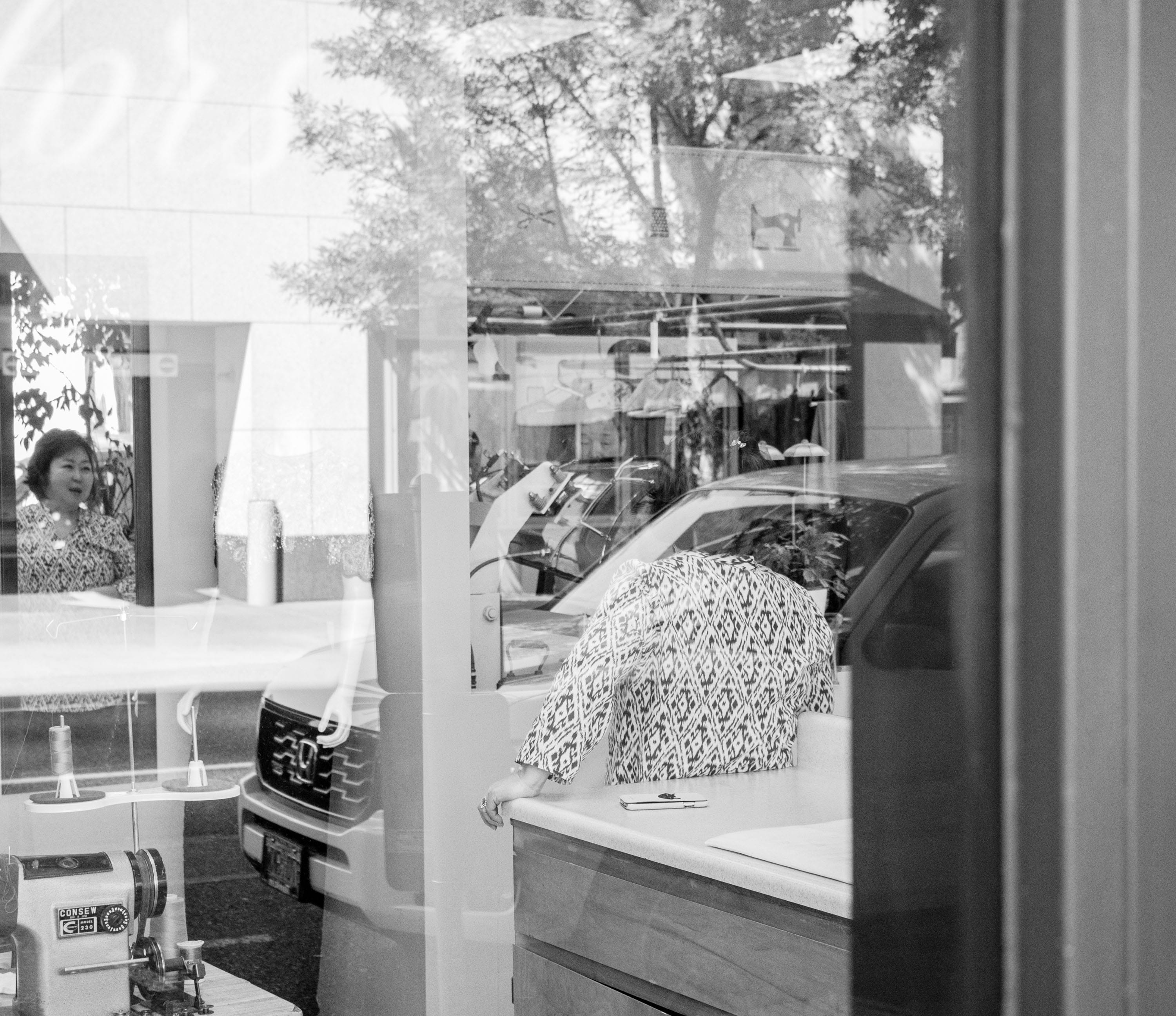 mirrors, dry cleaners, reflection, people, bw, plant, city, person, windows, 2K, shopping, street photography, retail, store, indoors, day, window, glass - material, HD Wallpaper