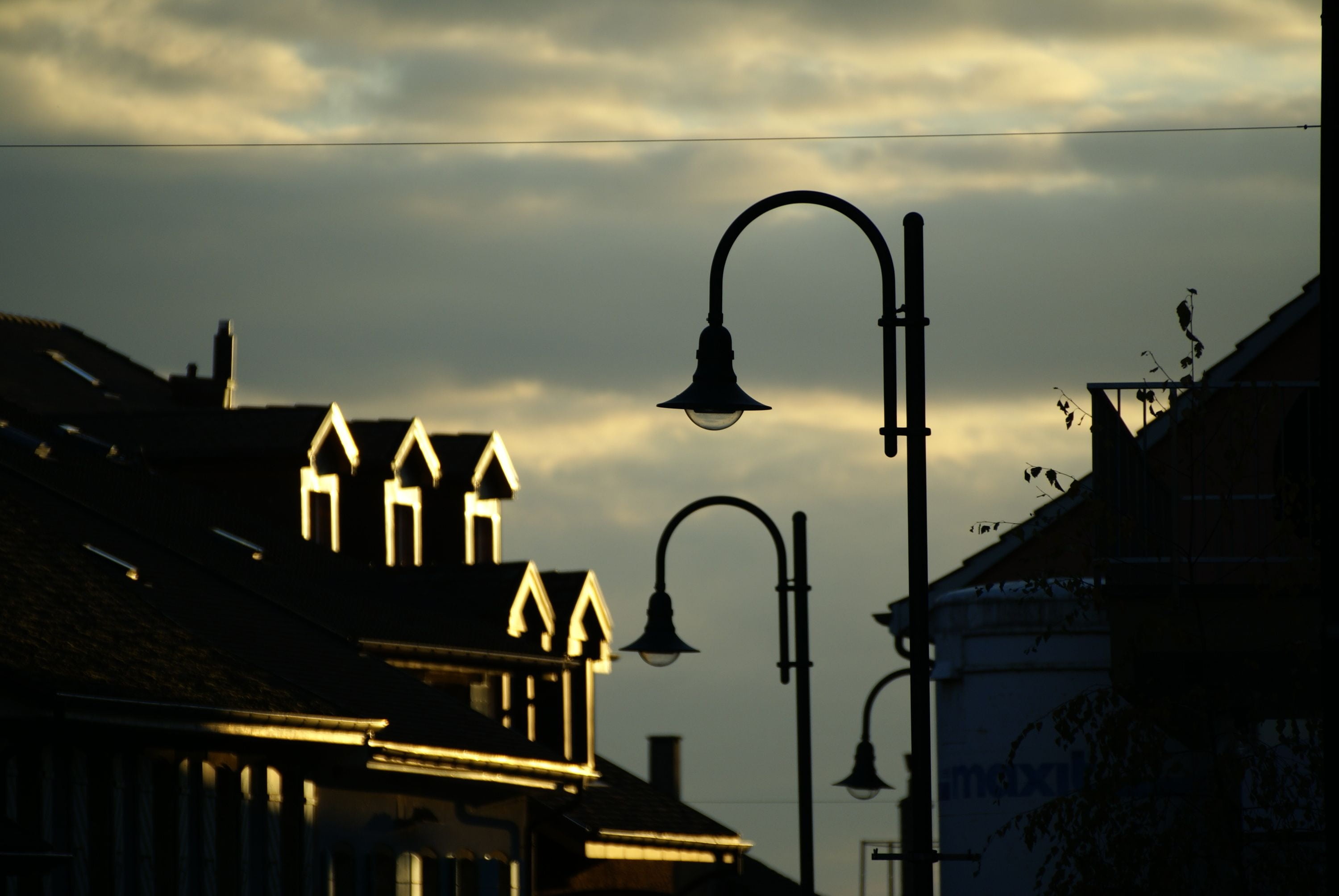 nature, sign, no people, roof, street light, architecture, floor lamp, 2K, lighting equipment, city, sunset, residential district, built structure, cloud - sky, HD Wallpaper