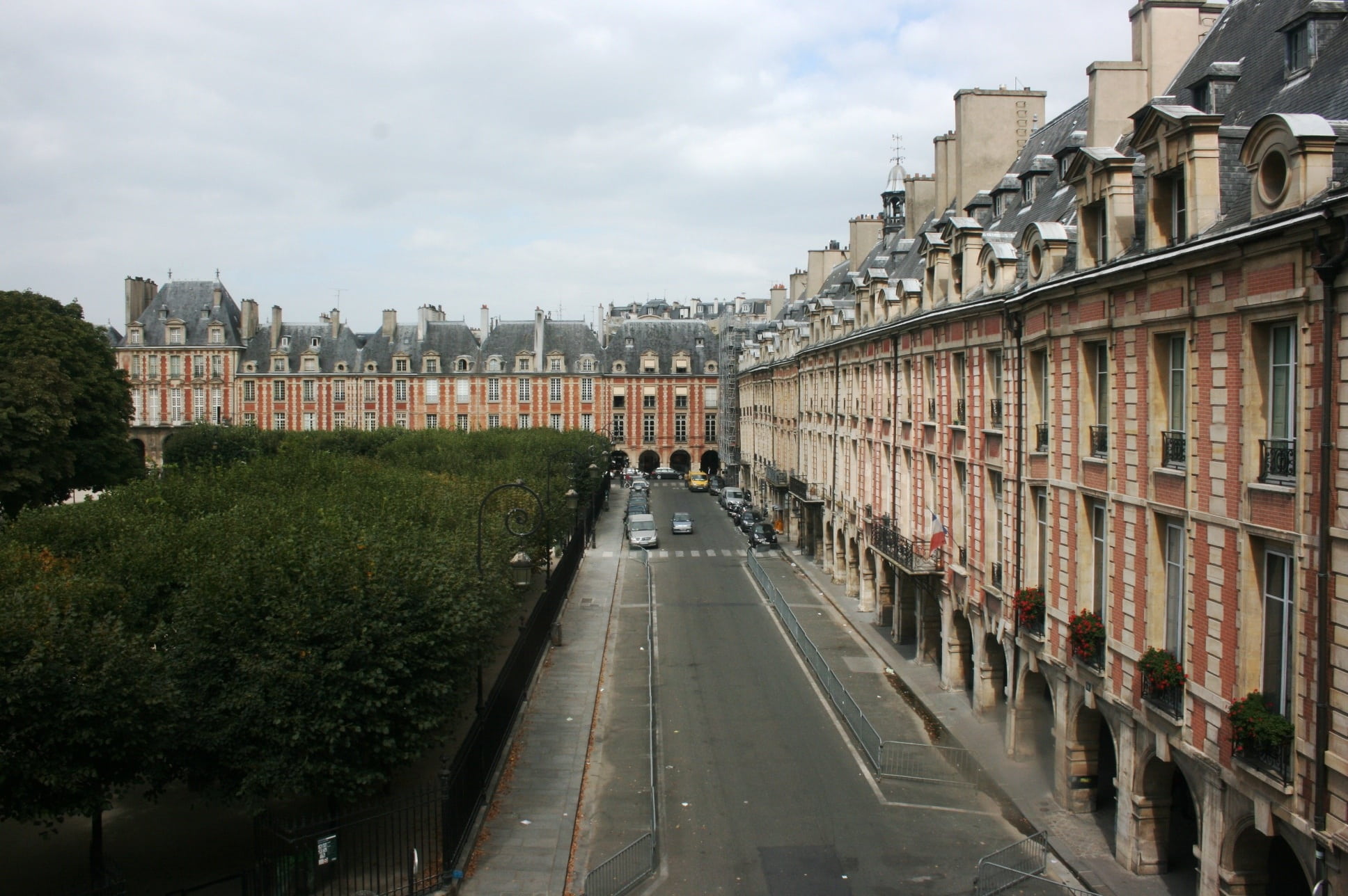 sky, cityscape, mode of transportation, tree, architecture, built structure, direction, transportation, place de vosges, incidental people, building exterior, HD Wallpaper