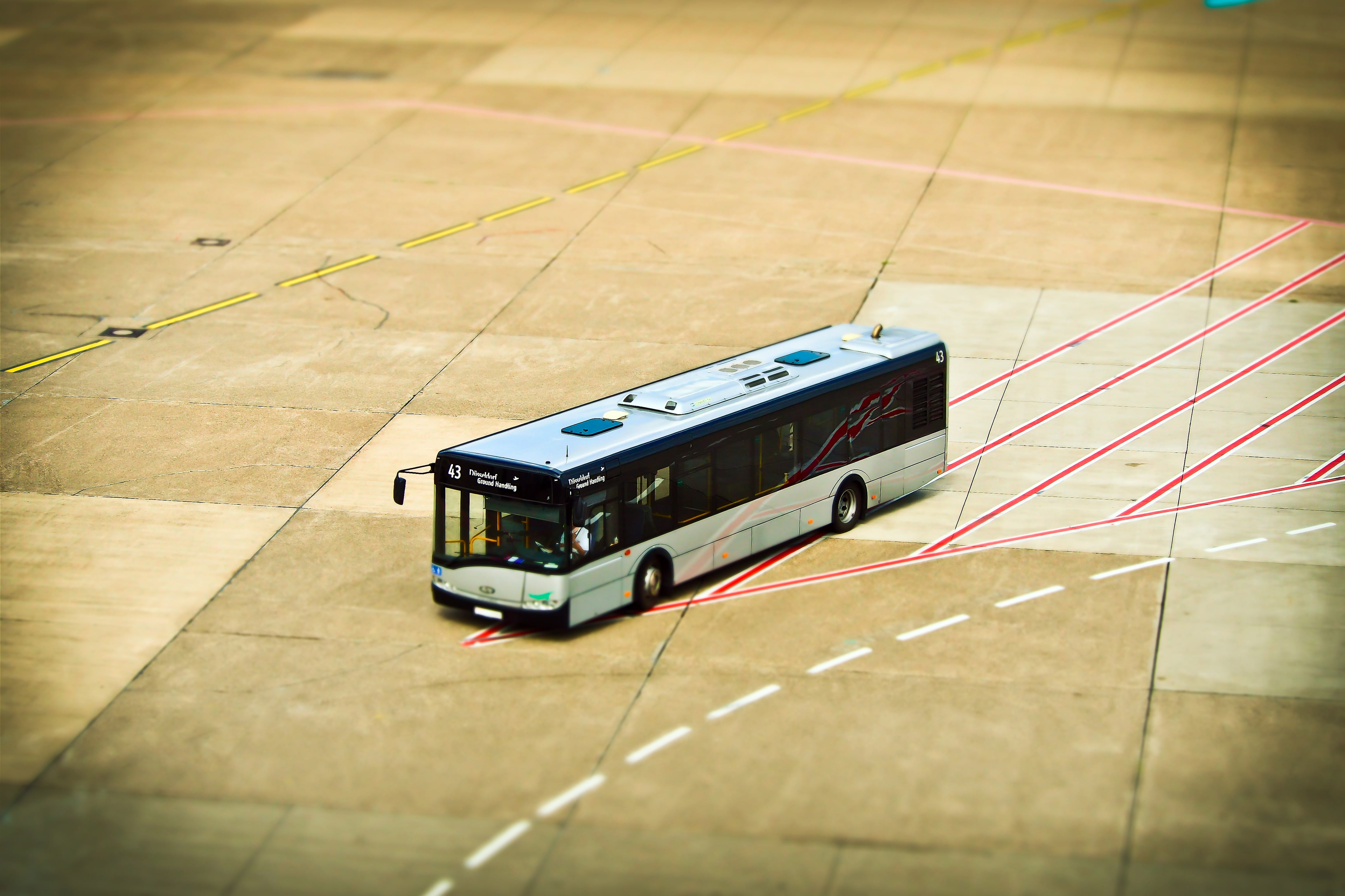 4K, düsseldorf, tile, day, crewbus, no people, selective focus, airport, arts culture and entertainment, bus, mode of transportation, technology, music, HD Wallpaper