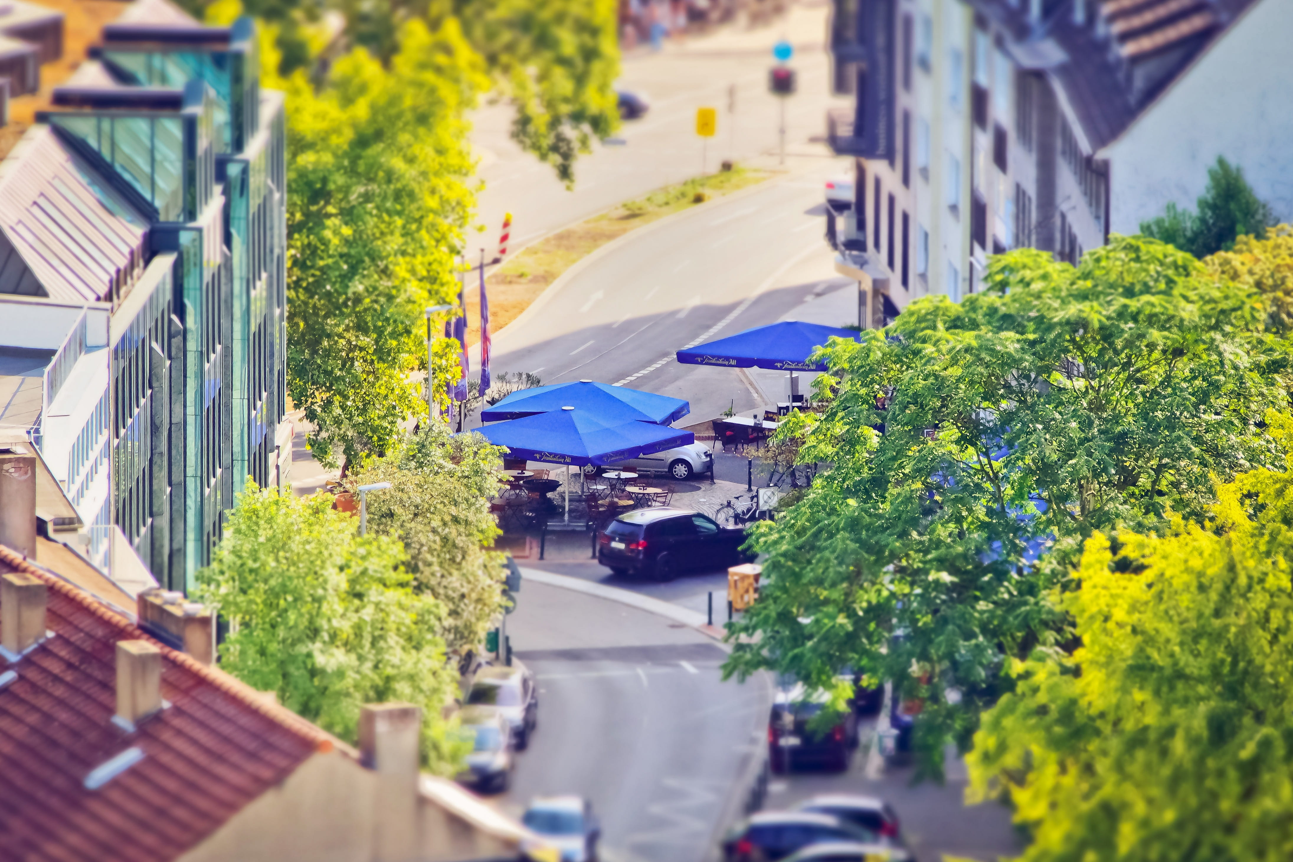 city, restaurant, street scene, road, parasols, built structure, live, nature, house, summer, day, 4K, motor vehicle, outdoors, tree, scene, tilt-shift, HD Wallpaper
