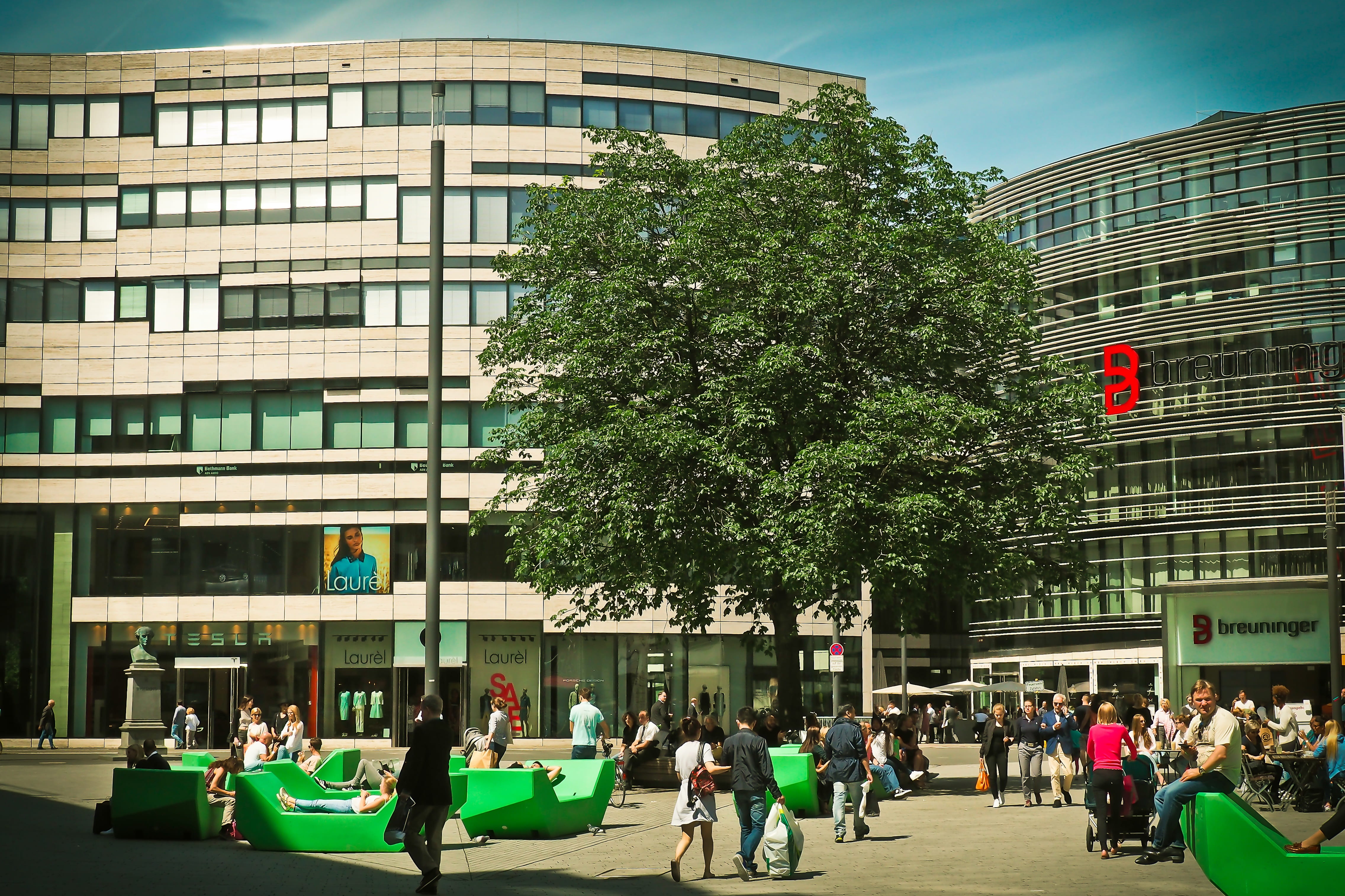 urban, office building exterior, 4K, built structure, tree, city, rest, large group of people, adult, outdoors, kö bow, architecture, plant, break, real people, HD Wallpaper