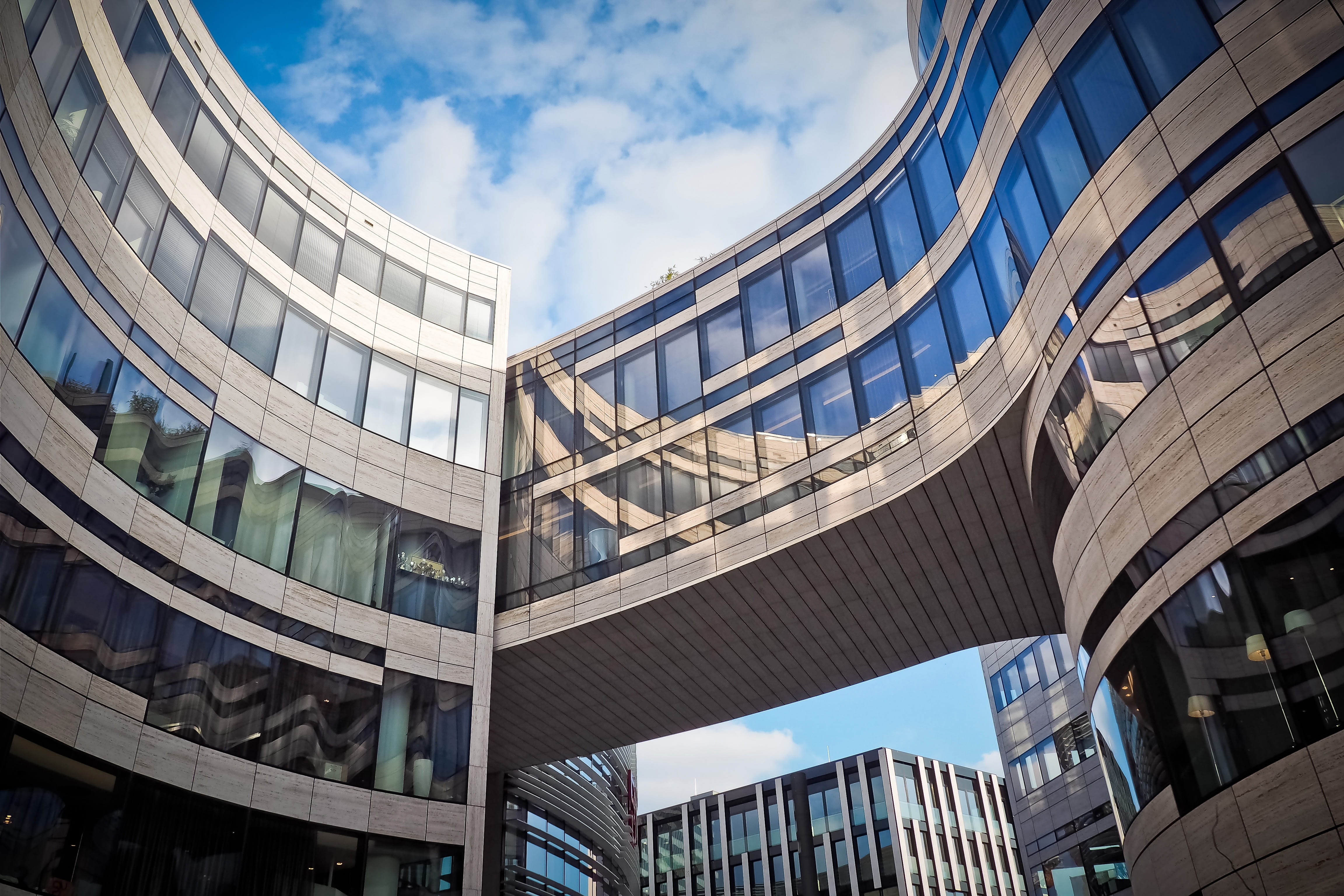 structure, glass - material, kö bow, urban landscape, no people, urban, roof, 4K, building exterior, blue, cloud - sky, modern, skyscraper, arch, architecture, HD Wallpaper