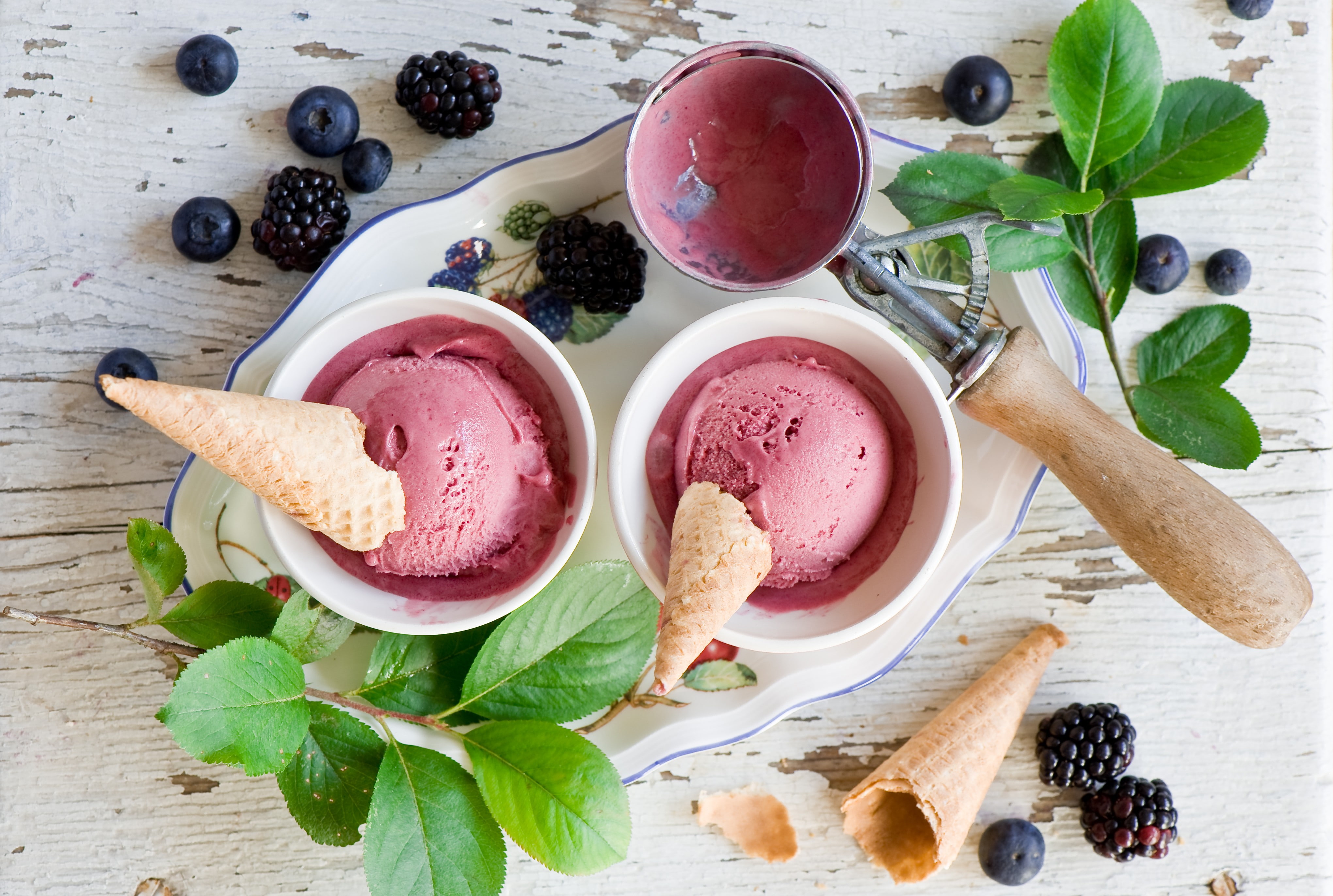 leaf, high angle view, eating utensil, spoon, garnish, blackberries, kitchen utensil, 4K, glass, berry fruit, healthy eating, ready-to-eat, table, indoors, HD Wallpaper