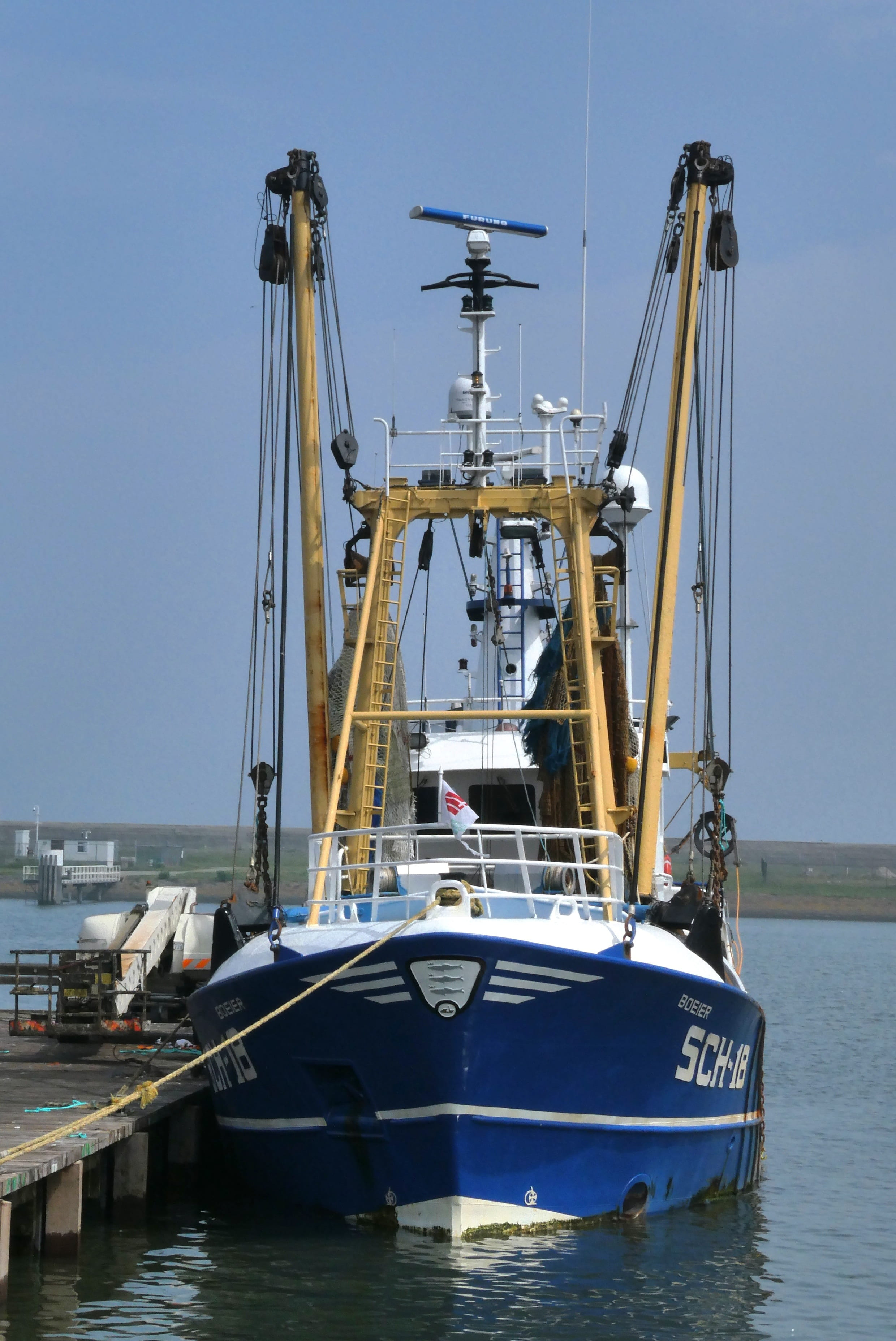 luxury, fishing vessel, pole, boat, port, ship, mast, boating, mode of transportation, fishing boat, built structure, visser, moored, day, harbor, fisheries, Phone HD Wallpaper