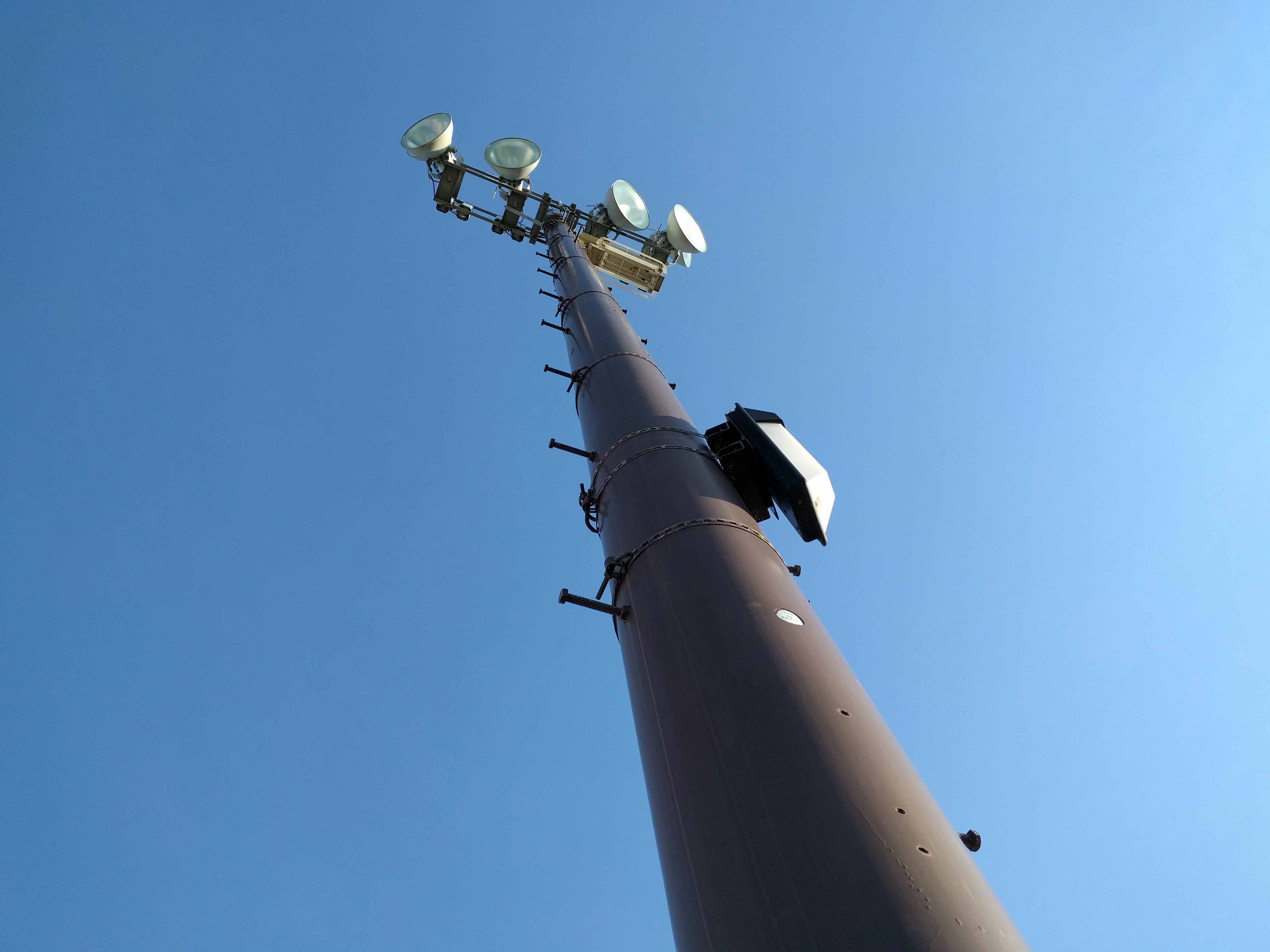 copy space, low angle view, artifacts, sunny, directly below, outdoors, day, communication, aerospace industry, military, lighting, antenna - aerial, sky, HD Wallpaper