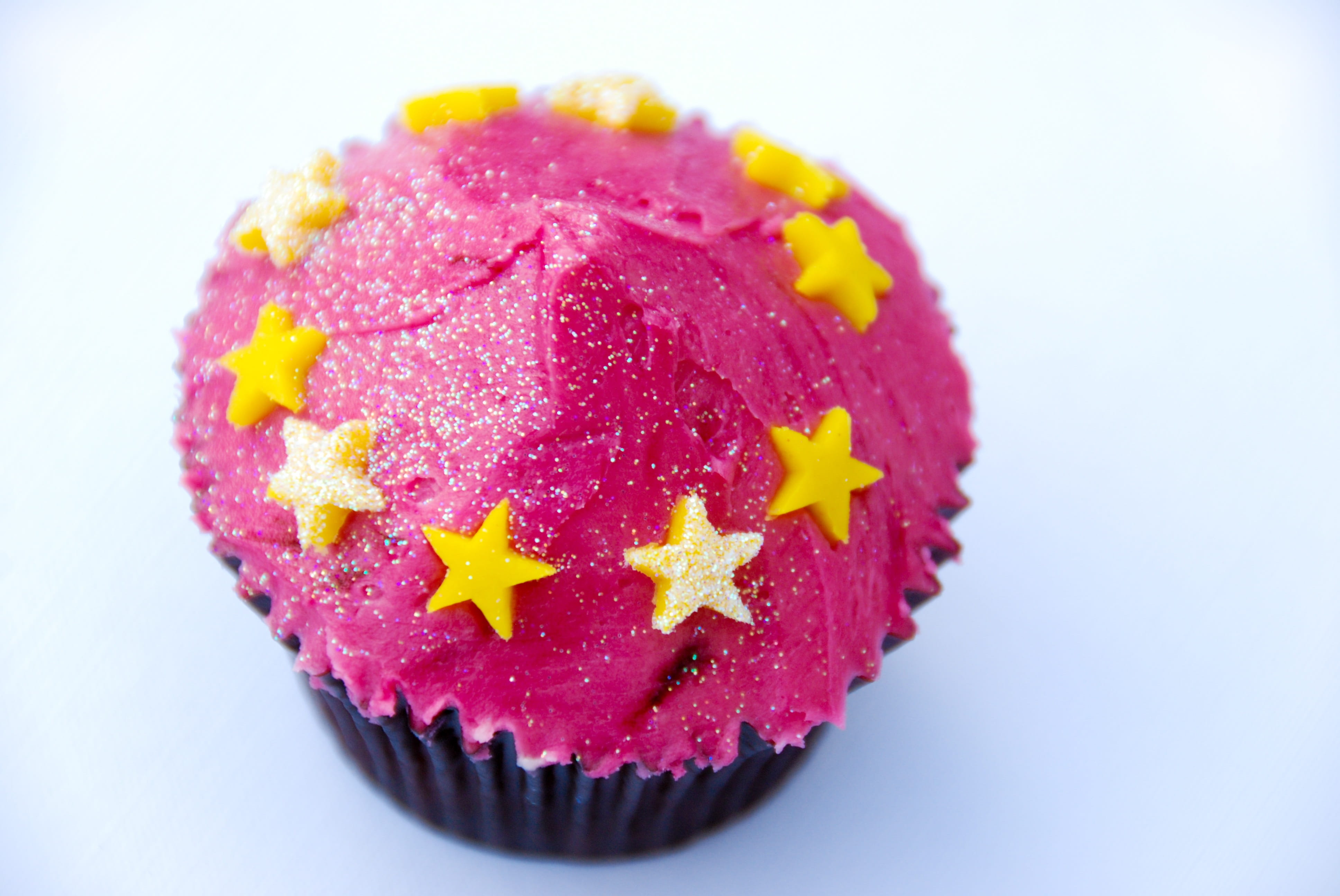 no People, snack, 4K, pink, yellow, white background, freshness, cup-cake, icings, pink color, temptation, sweet, ready-to-eat, stars, food, close-up, HD Wallpaper